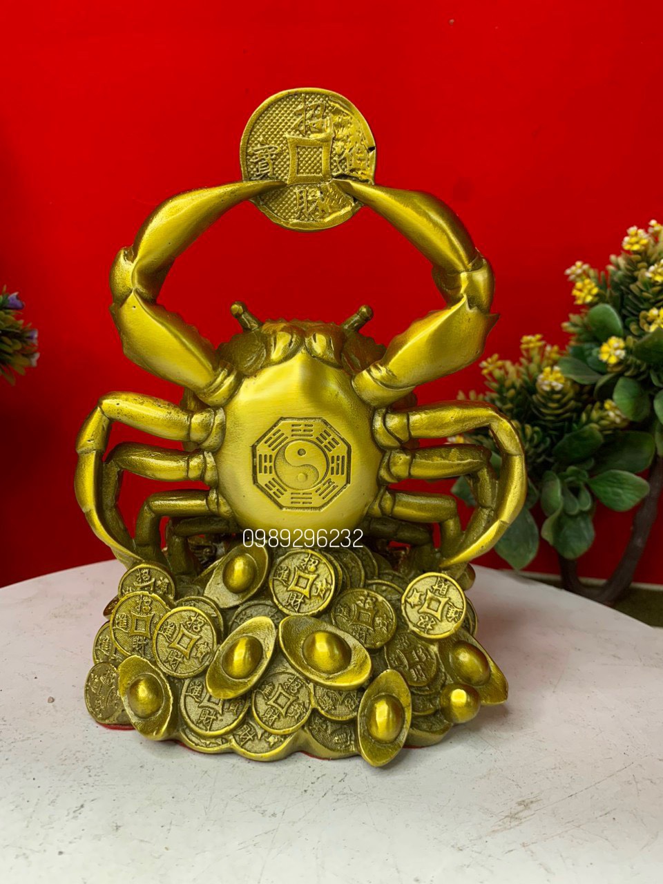 Tượng cua bệ tiền dâng vàng bằng đồng