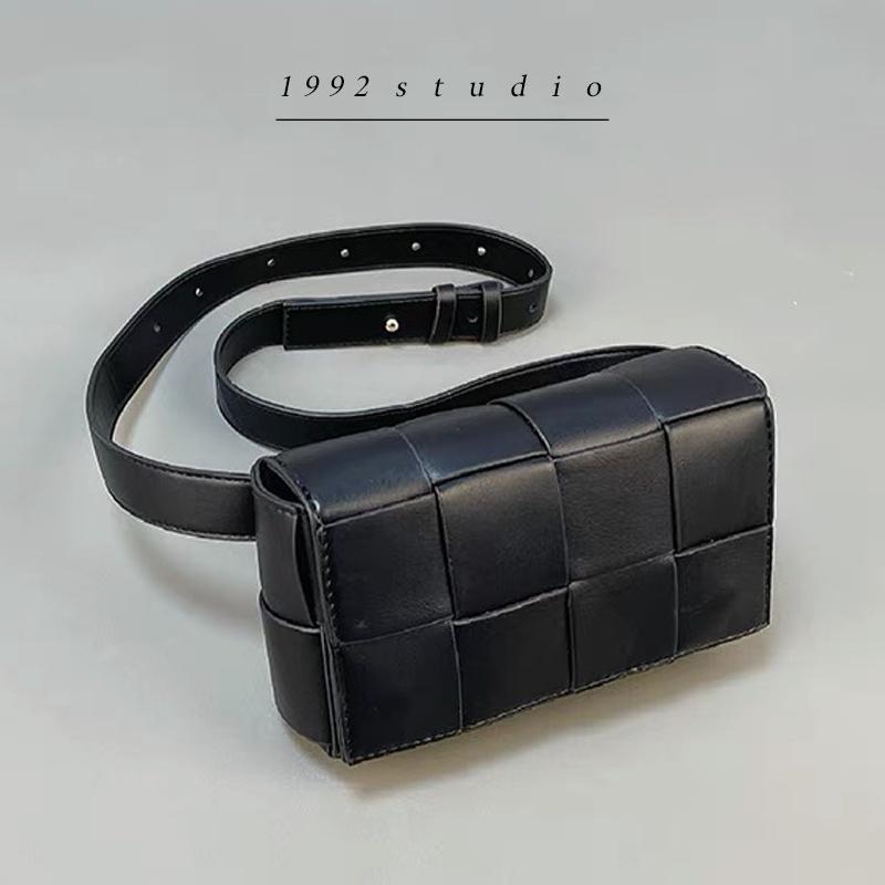 Túi xách bao tử unisex/ 1992 s t u d i o/ SMALL SQUARE BAG/ đeo chéo đeo hông, da đan, màu đen, size nhỏ