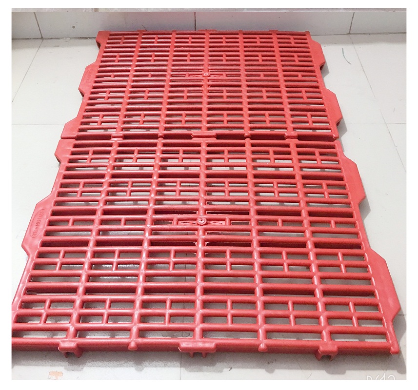 10 Tấm Nhựa Lót Sàn Chuồng Chó, Chuồng Heo, Mèo... Kích thước 40×55x3.5cm Có Thể Ghép Vào Nhau, Màu Đỏ - Tấm nhựa lót sàn đa năng màu Đỏ!