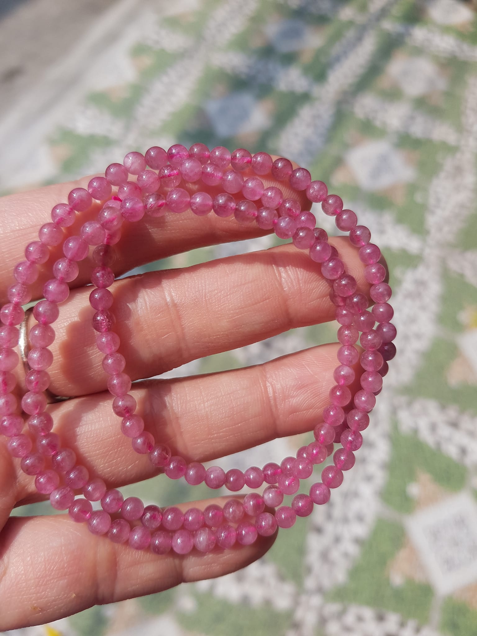 Vòng Tay Phong Thủy Đá Tourmaline hồng hồng xinh đẹp nhẹ nhàng quyến rũ Size vòng 4mm đeo kiểu quấn tay 3 vòng rất xinh xắn Chuẩn hợp nữ mệnh Hỏa và mệnh Thổ ạ