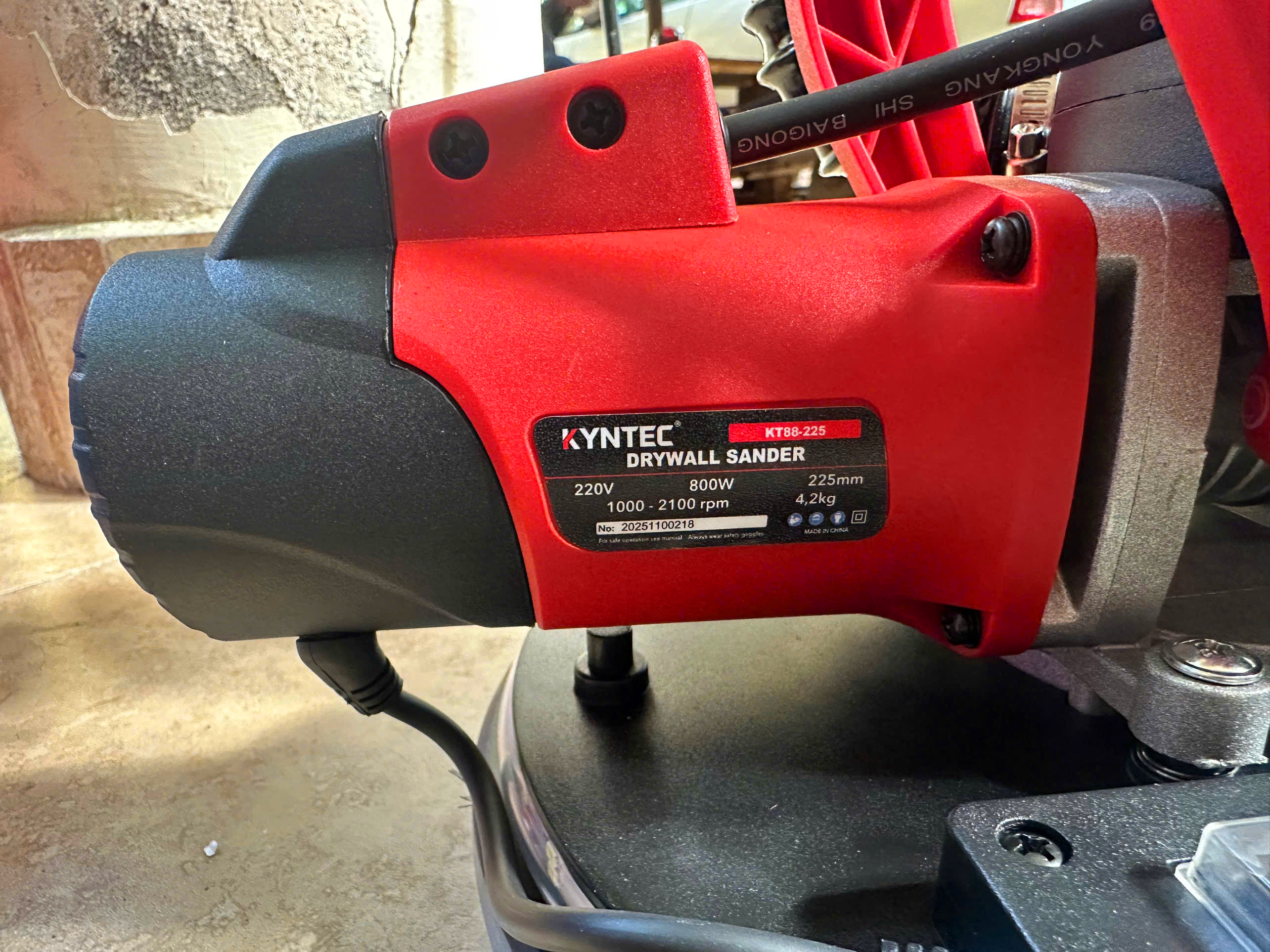 Máy chà tường dài cầm tay có hút bụi chính hãng Kynko Kyntec KT88 - 225