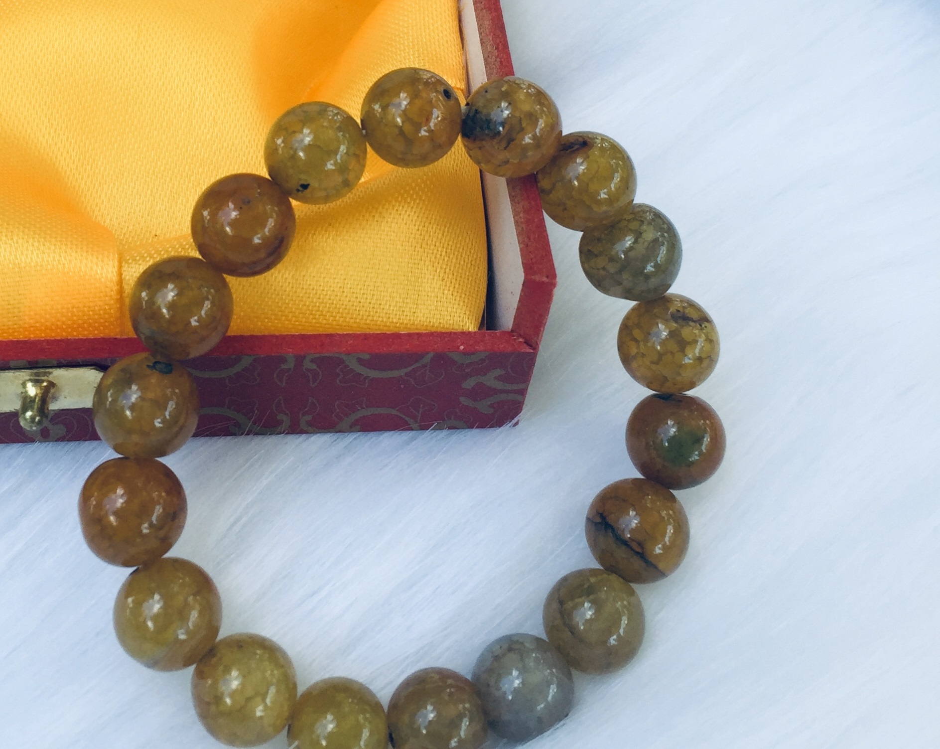 Vòng tay Phong Thủy đá Chalcedony tán sắc VÂN MÂY – Agate – tự nhiên, kèm Bản PHOTOCOPY Giấy KIỂM ĐỊNH, hộp đựng lót lụa vàng.