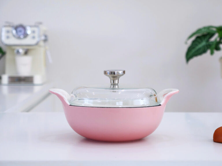 Nồi Gang Tráng Men Sứ Cao Cấp Seka SKG420 Size 20cm,Kèm Vung Kính Cao Cấp An Toàn - Hàng Chính Hãng