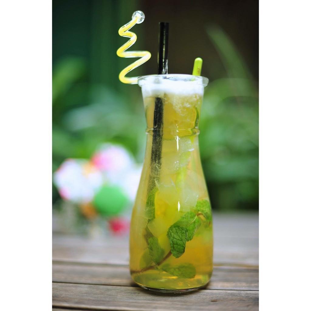 Một ly thủy tinh eo trong suốt đựng đồ uống hoặc cắm hoa loại 350ml kèm dây trang trí..
