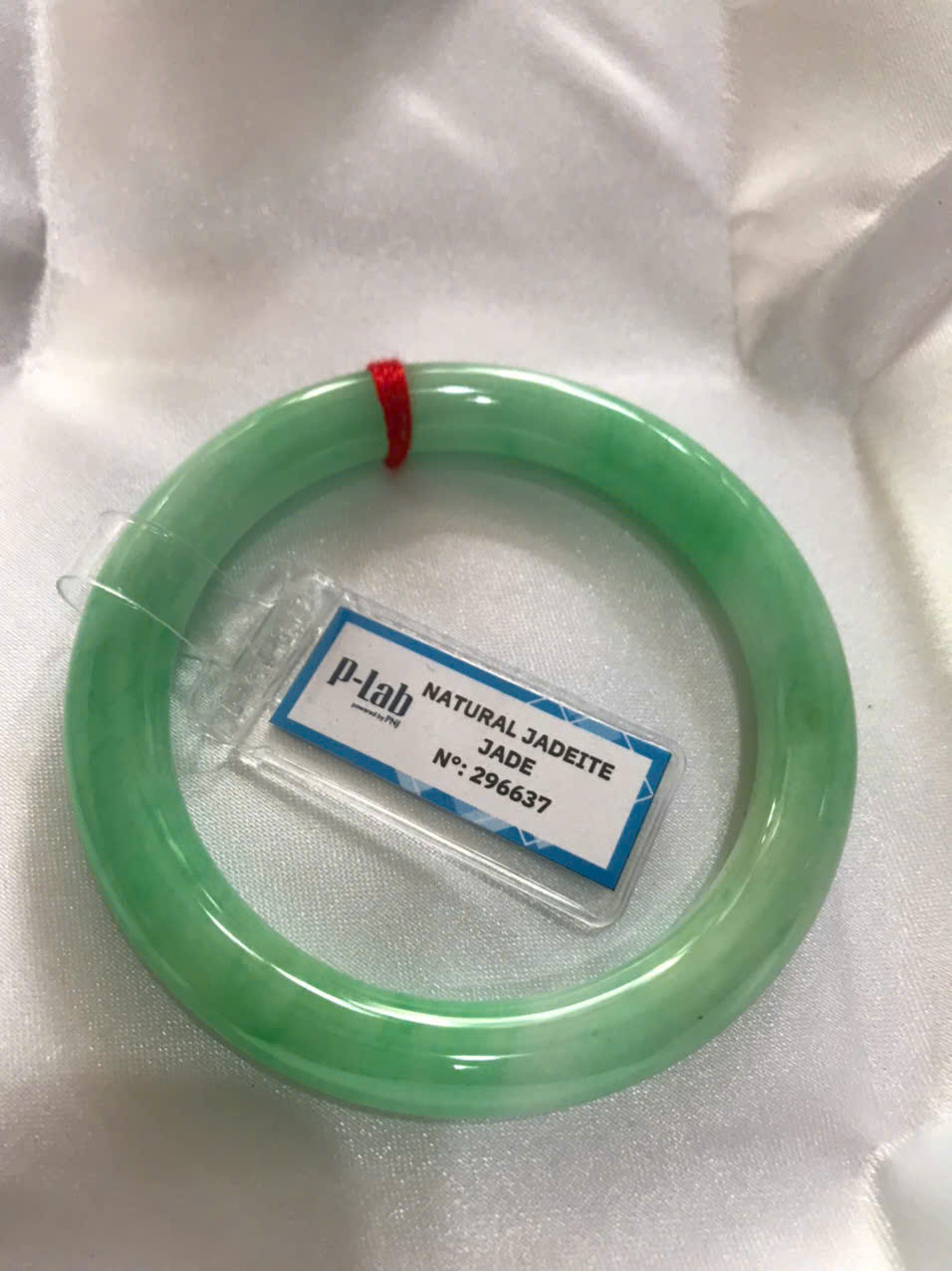 Chiếc Vòng Tay Đá Ngọc Cẩm Thạch Tự Nhiên Vip Lý Đẹp Ni 53mm x chột 8,2mm kiểm định kèm giấy chứng nhận P Lab Ni 296637 Màu Xanh Lý Tươi trắng xanh nhẹ bóng mượt sịn sang nữ 52kg - 60kg đeo ạ