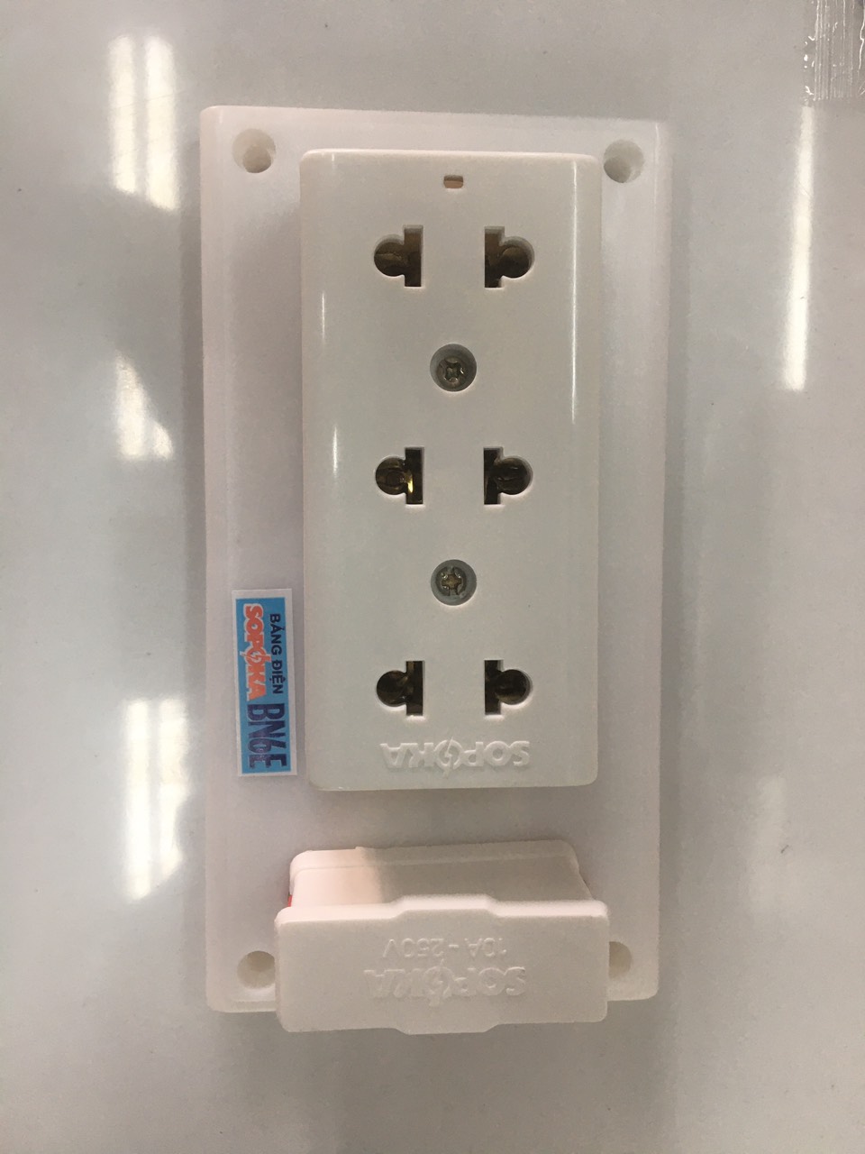 Bảng điện 1 công tắc 1 ổ cắm BN6E Sopoka