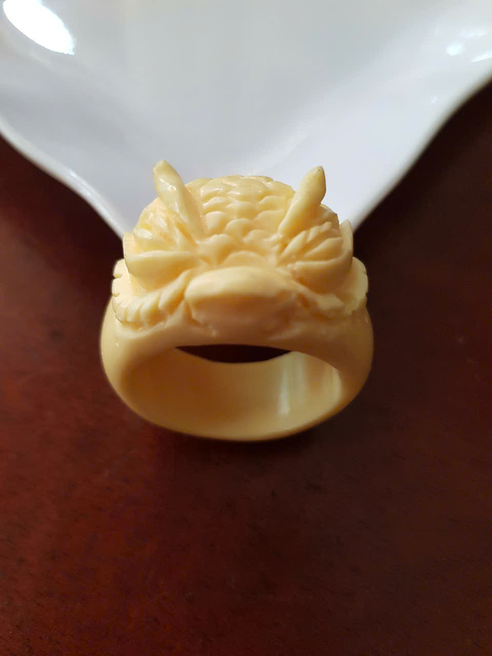 Nhẫn Nam Chạm Đầu Rồng Giả Ngà hay Xương Mỹ Nghệ màu trắng Ni to 22mm Cao 16mm Dầy 9mm Dành Cho Các Anh Nam đeo nhẫn ngón tay cái hay bất kỳ ngón tay nào ni lọt vừa tay là 22mm rẻ vẫn đẹp như thường ạ