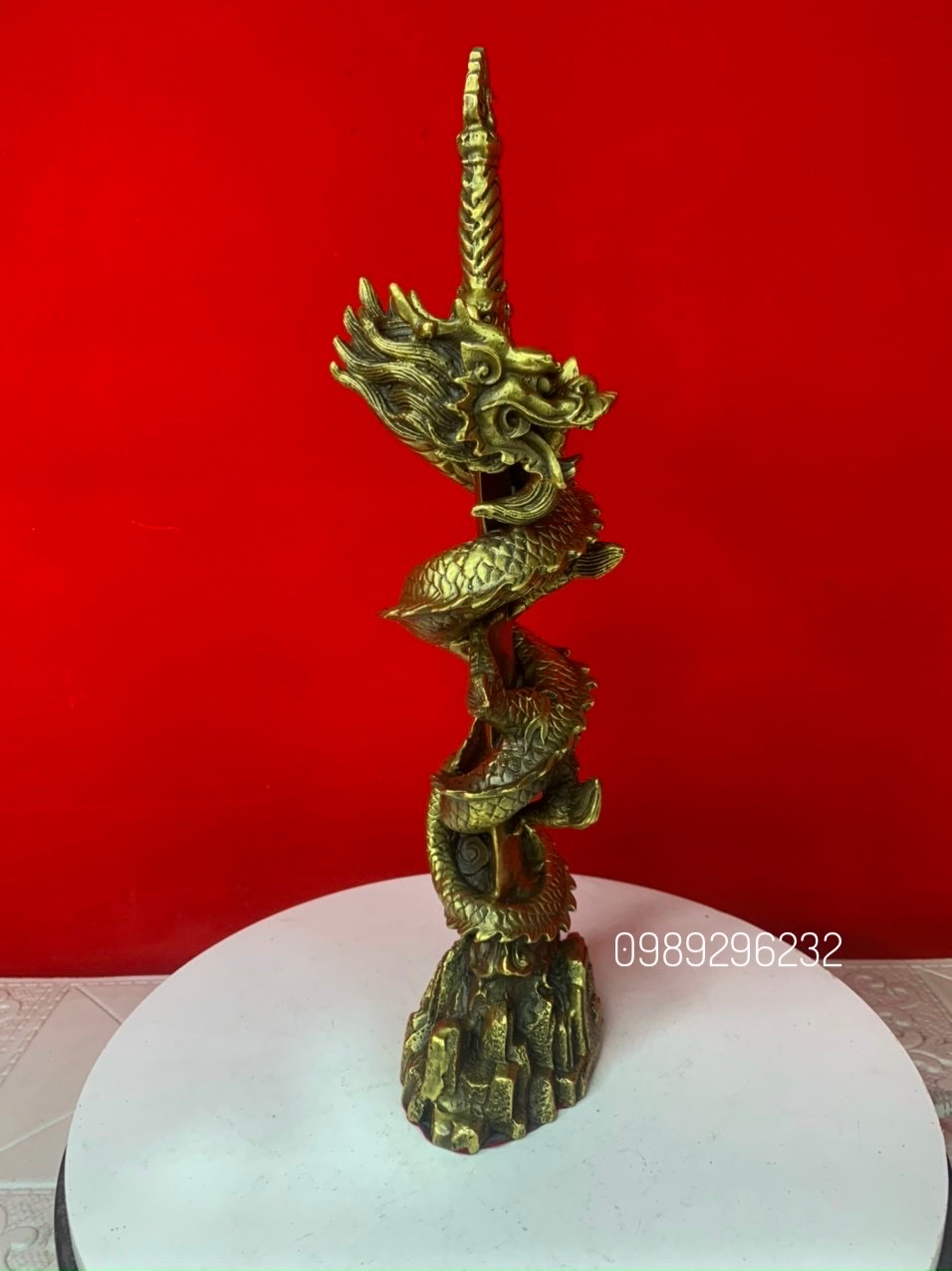 Rồng Cuộn Kiếm cắm bệ đá bằng đồng vàng - Rồng cuộn kiếm phong thủy