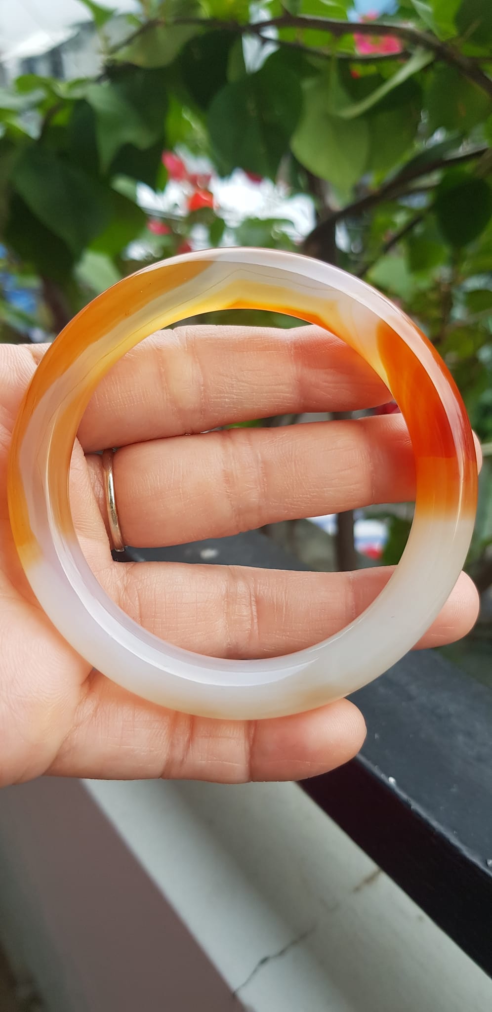Vòng tay Nữ đá mã não đỏ cam trắng Ni 56mm x chột to 9mm Màu trắng đỏ cam nhẹ 1 bên vân nhẹ nhàng đẹp ạ Nữ 55kg - 63kg đeo xinh tay đẹp ạ