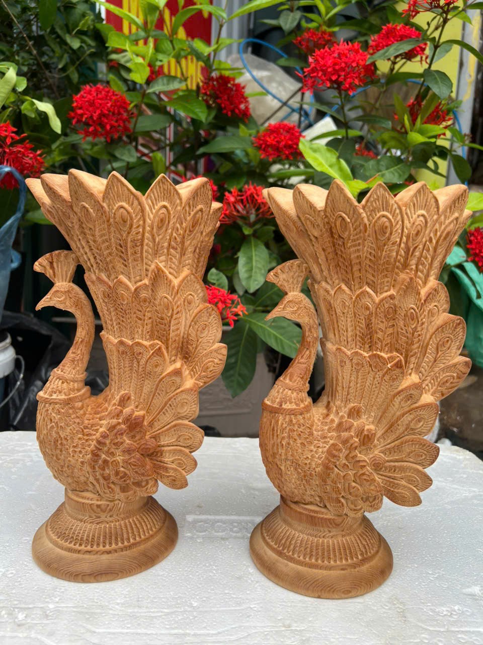 Cặp chim công cắm hoa bằng gỗ ngọc Am thơm nức cao 30x16x12cm