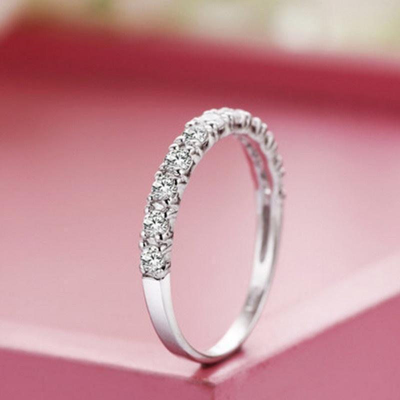 Nhẫn bạc nữ Bạc Quang Thản bản nhỏ bề mặt gắn một hàng đá cobic trắng, thiết kế thời trang phù hợp với mọi lứa tuổi.