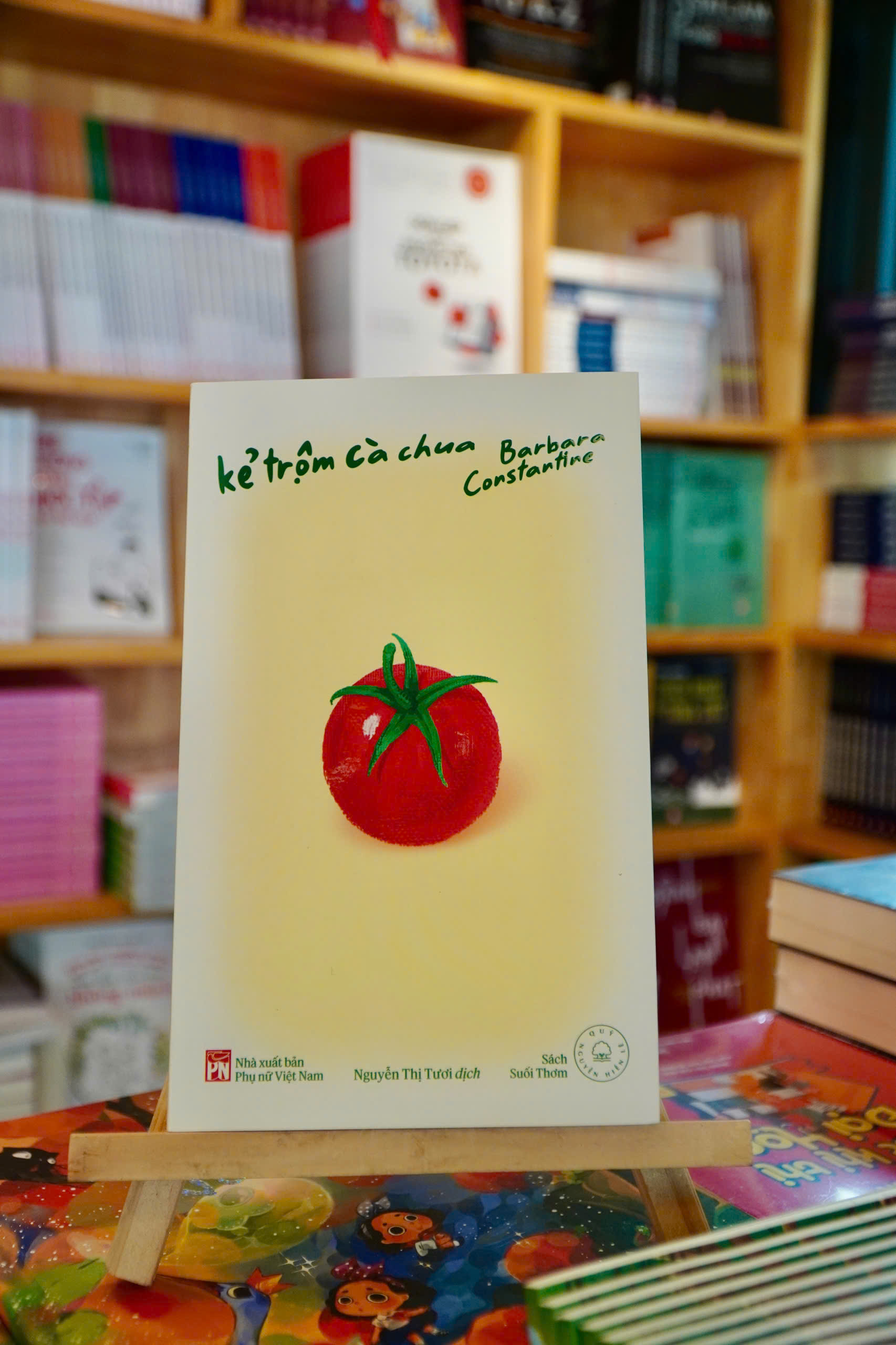 Sách - KẺ TRỘM CÀ CHUA - Barbara Constantine