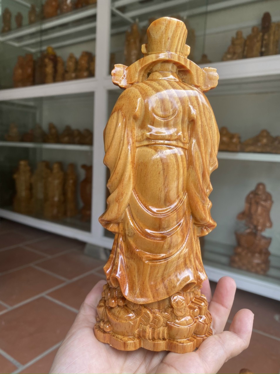 Tượng phật ông thần tài hai tây nâng hũ vàng bằng gỗ huyết long cực đẹp kt cao 20cm