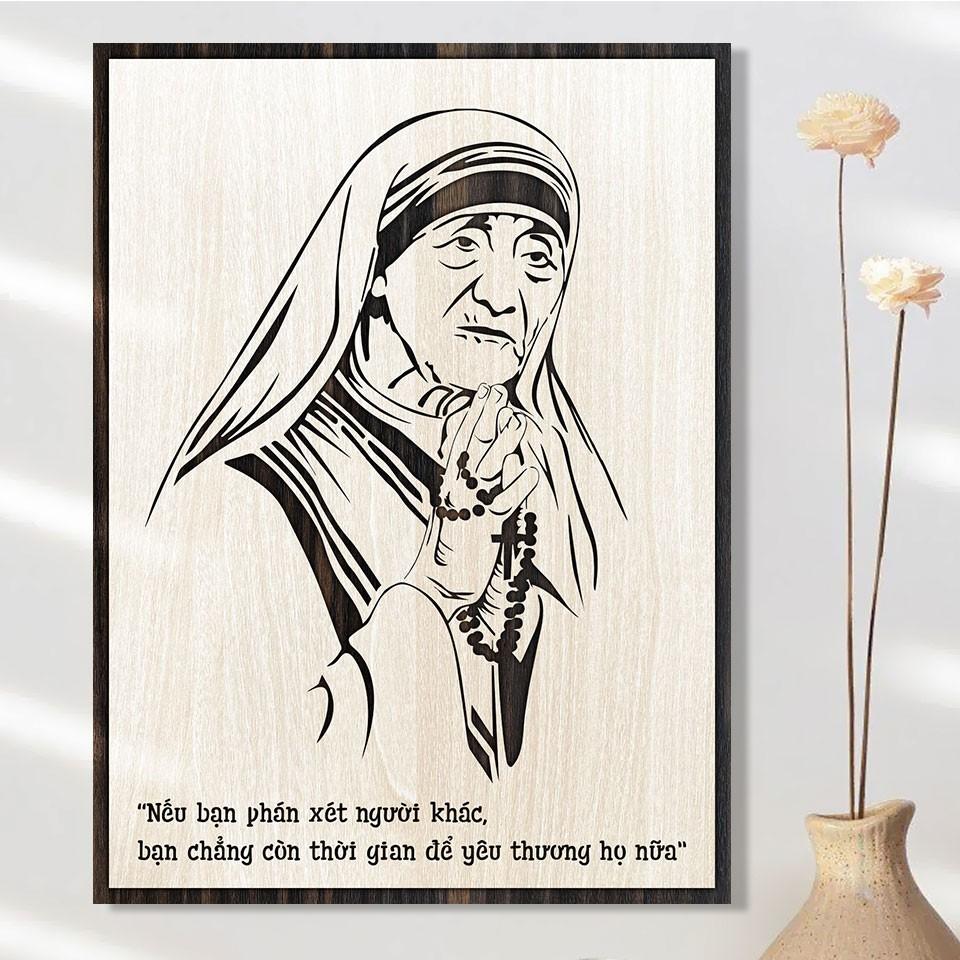 Tranh gỗ công giáo Mẹ Teresa Calcutta - Nếu bạn phán xét người khác, bạn chẳng còn thời gian để yêu thương