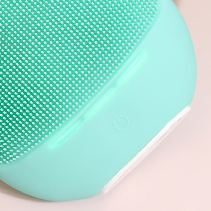 Máy rửa mặt Halio Sensitive Facial Cleansing &amp; Massaging Device - Chăm sóc da nhạy cảm - Kháng nước IPX7 - Dùng liên tục đến 7h - Hàng chính hãng