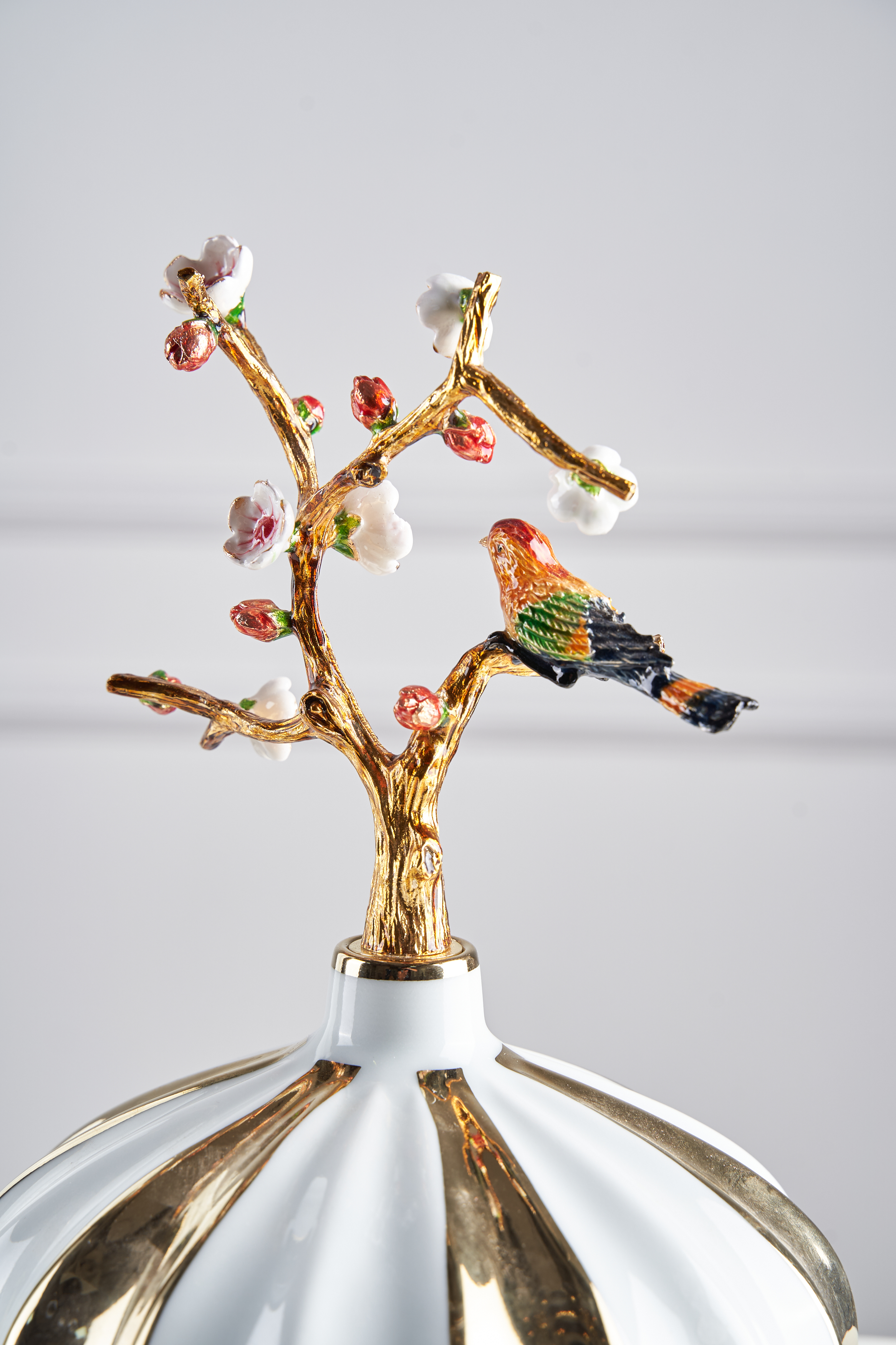 Lọ hoa sọc vàng trắng thấp