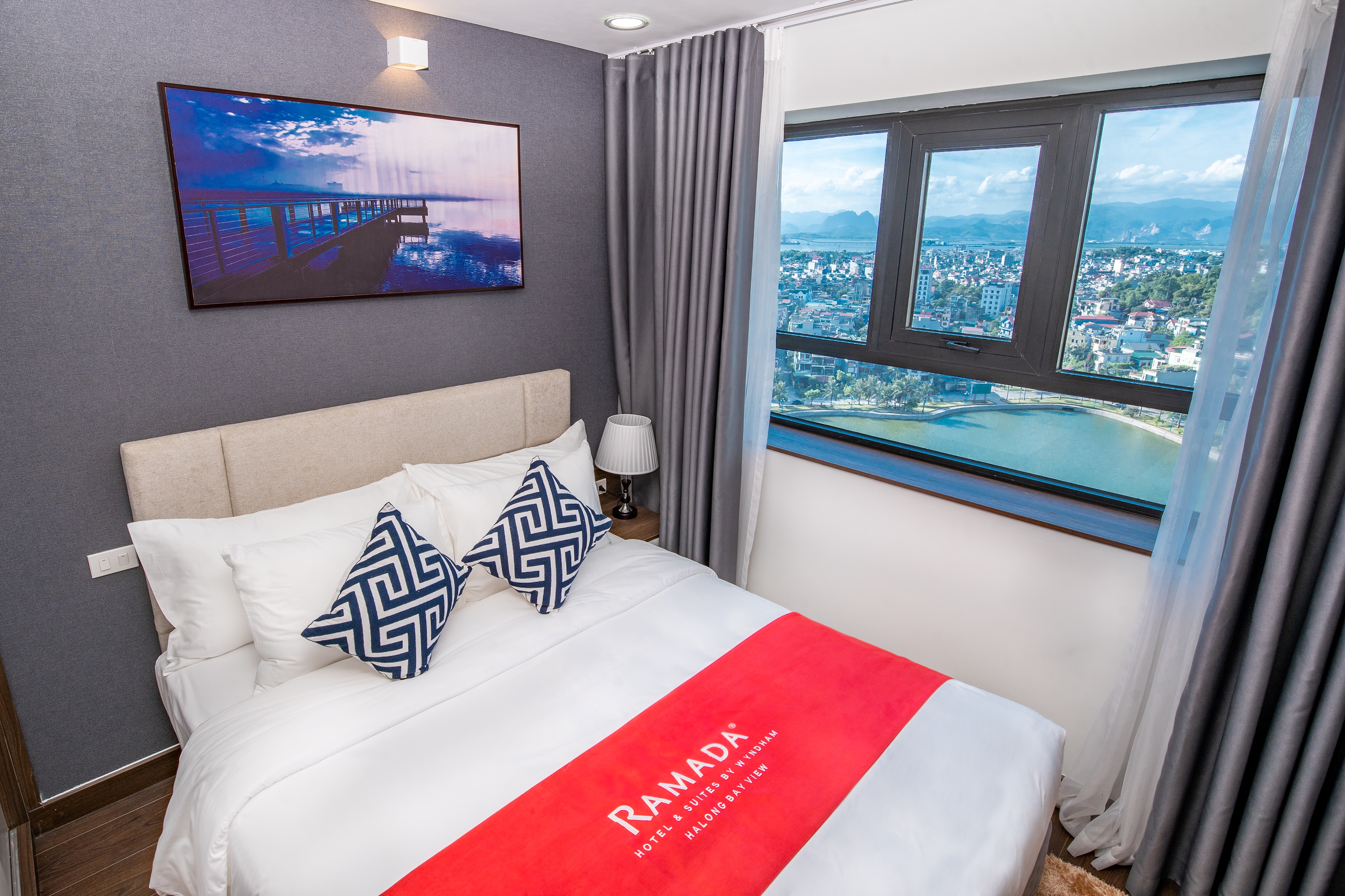 Ramada by Wyndham 4* Hạ Long - Bao gồm 2 bữa ăn, Phòng nghỉ, Hồ bơi vô cực Tầng 31, Khách Sạn Ngay Trung Tâm Hạ Long