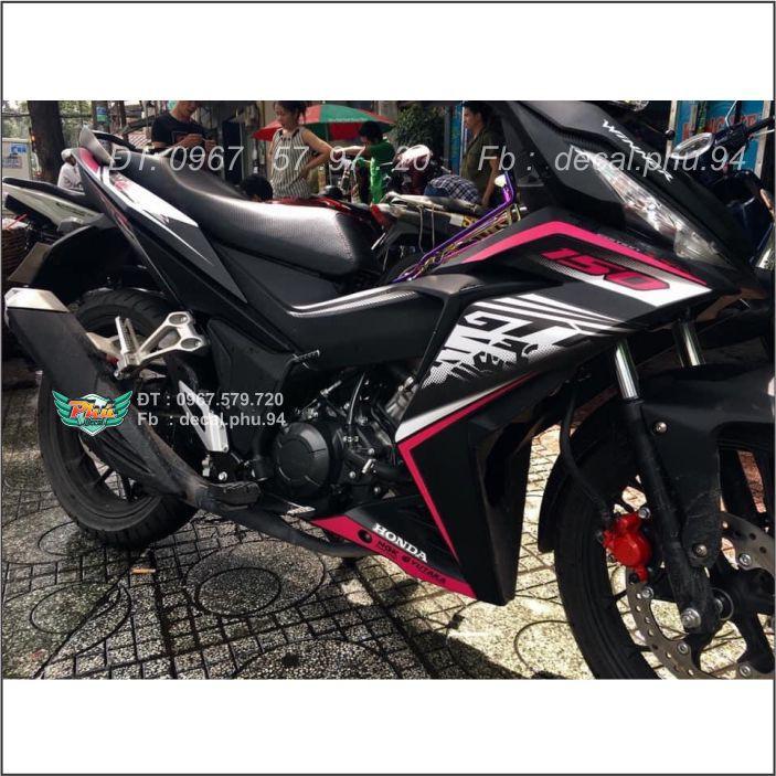 Tem Winner Đen nhám phối hồng bạc