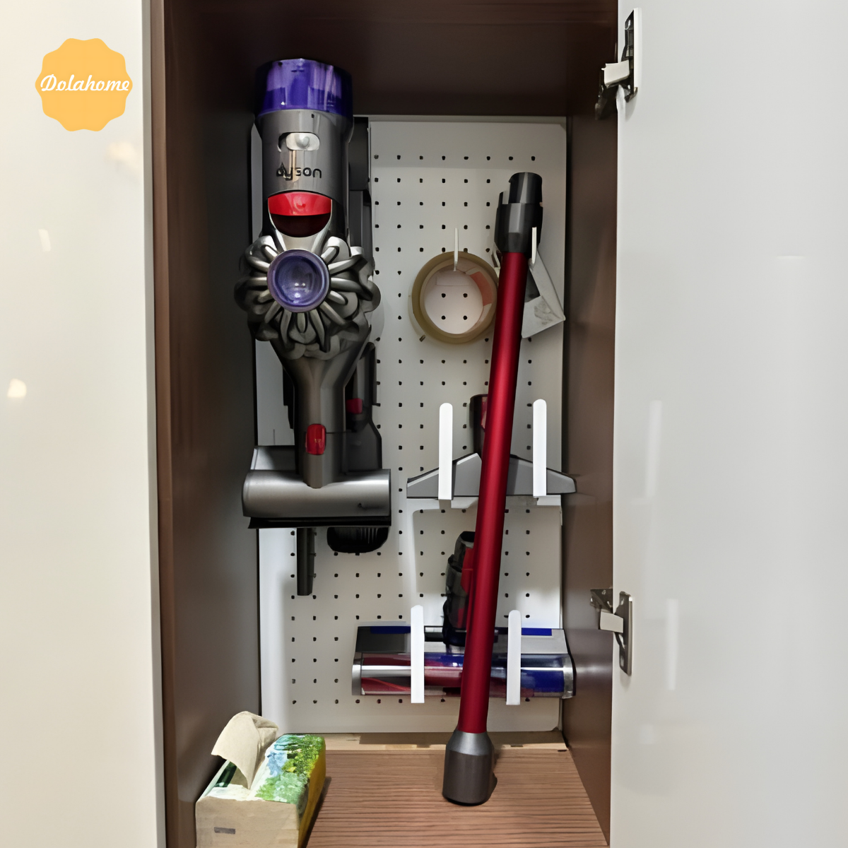 Bảng lỗ Pegboard Dola Home kim loại cao cấp. Kệ để máy hút bụi Dyson, đồ dùng gia đình và dụng cụ vệ sinh nhà cửa