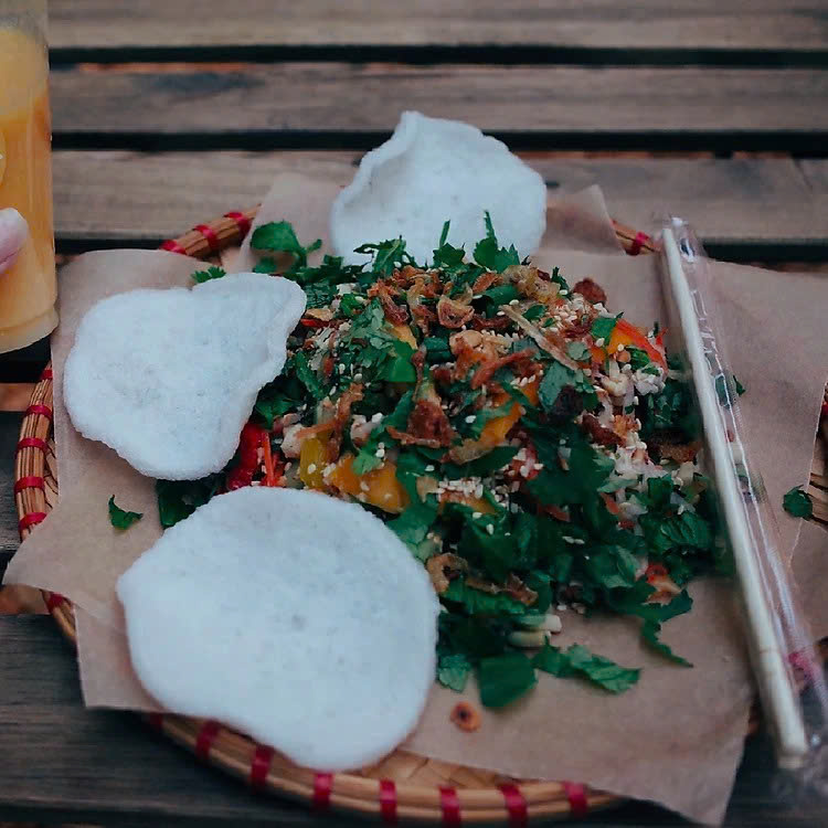 Mẹt tre viền đỏ, đựng món ăn Việt, đan thủ công (D: 25cm) 1 CÁI