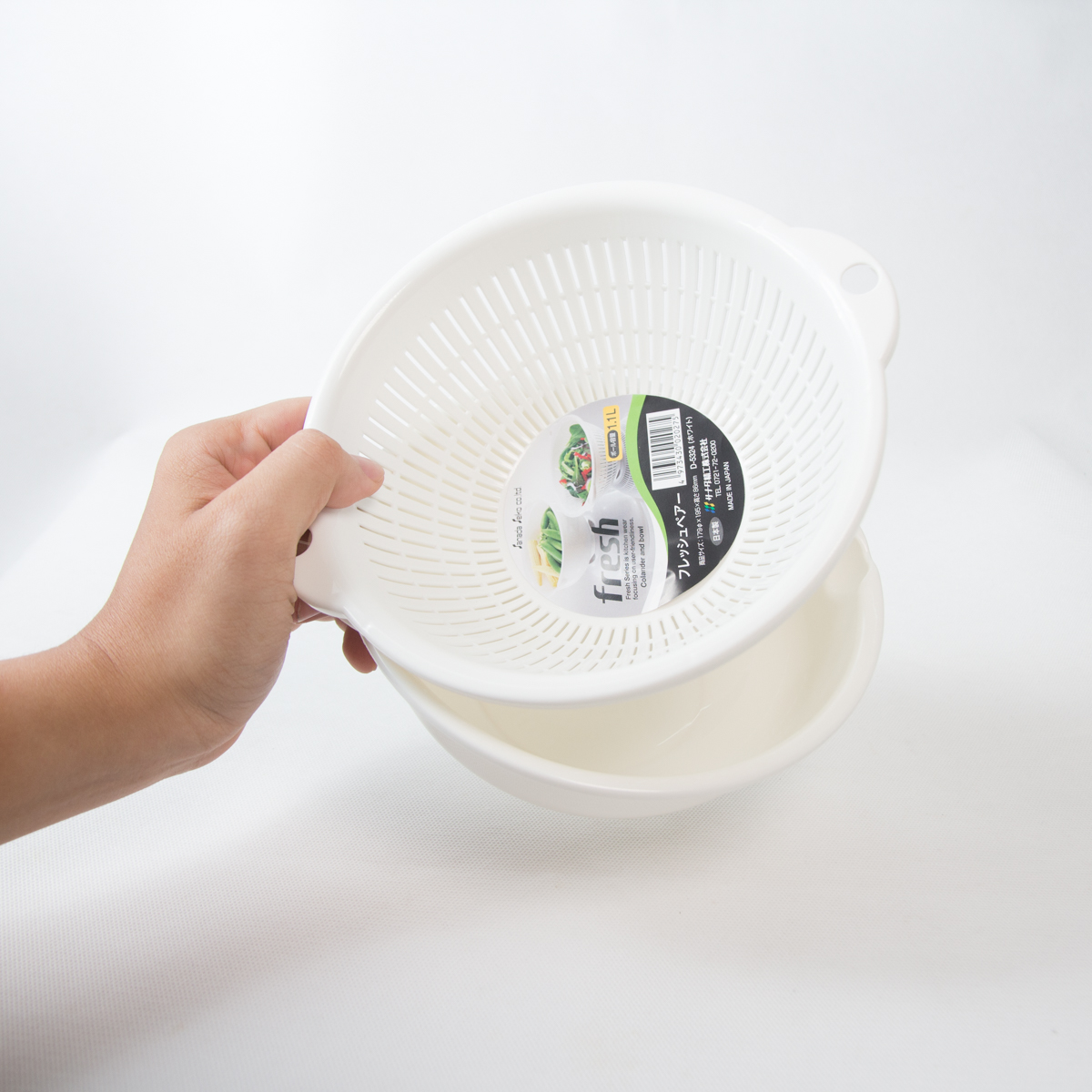 Combo bộ rổ và thau nhựa 1.2L có tay cầm màu trắng + giá để giẻ rửa bát 2 ngăn dạng lưới màu trắng Inomata nội địa Nhật Bản