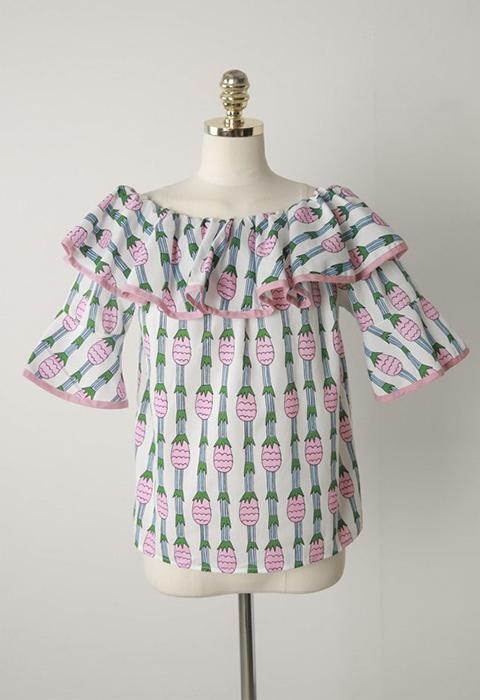 Áo Blouse Viền Diềm Trễ Vai Họa Tiết Dứa- freesize