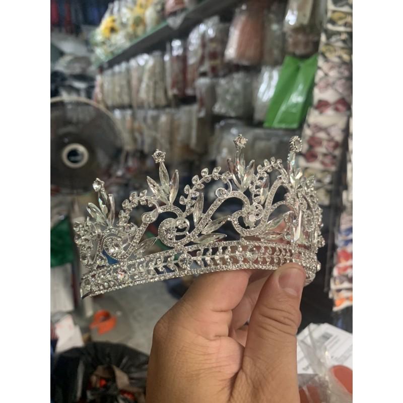 Vương miện cô dâu cổ tích chất liệu đá bắt sáng phản chiếu lấp lánh dưới ánh đèn hoa văn cầu kỳ mới giangpkc