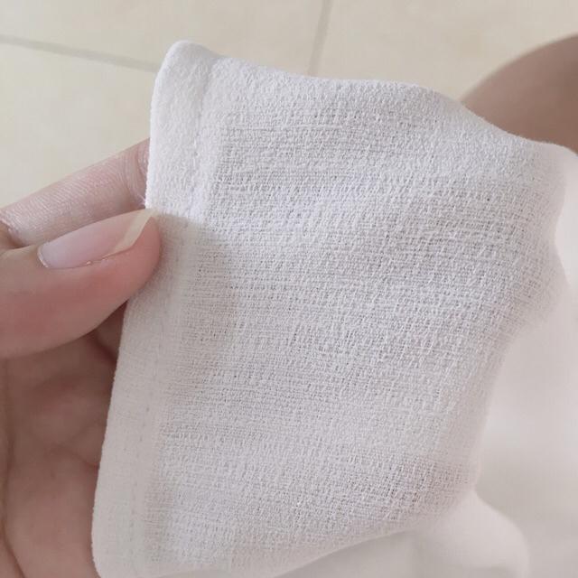 Đầm thiết kế trắng dài vai trễ, rùn ngực