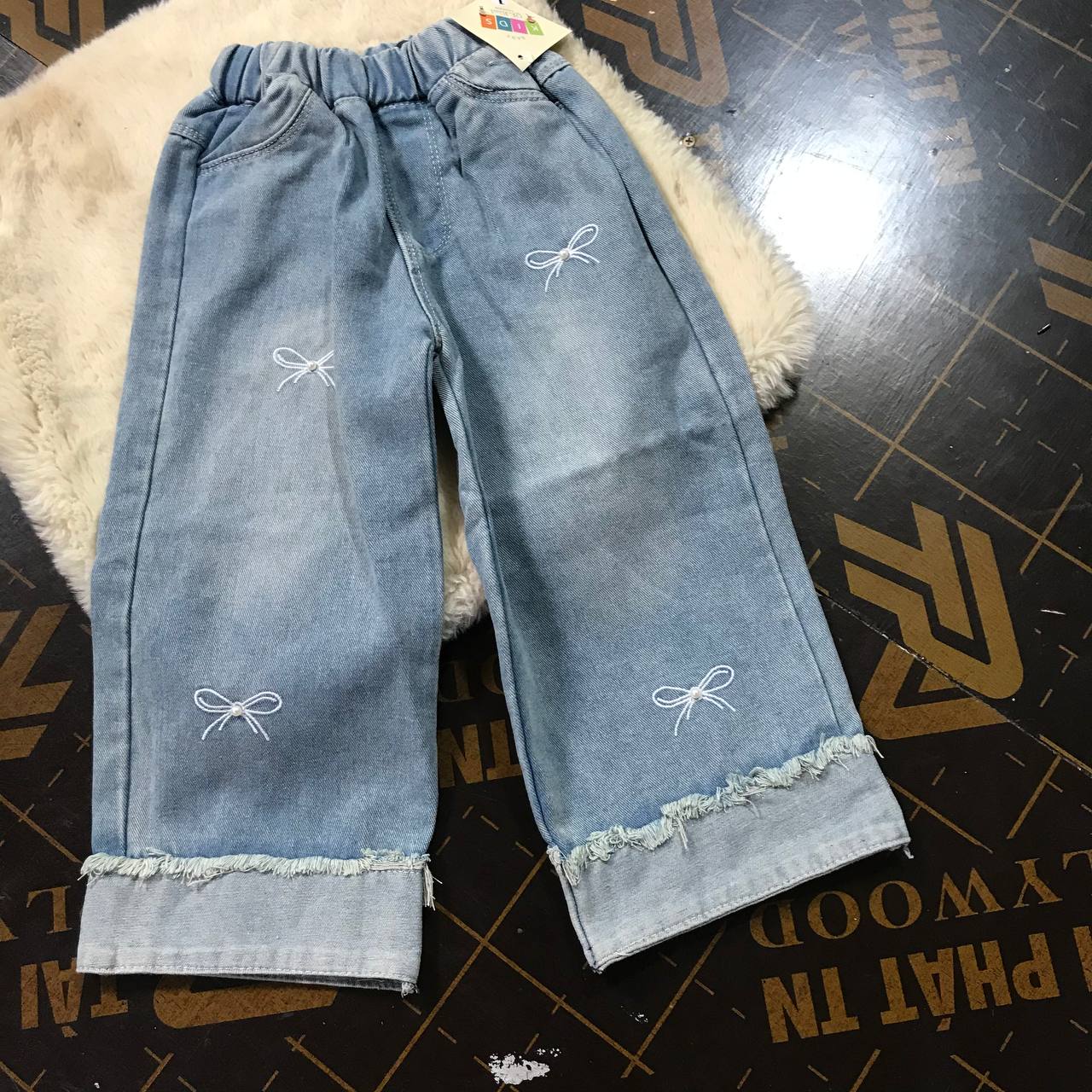 Quần jeans suông bé gái thêu nơ, phối gấu NeSa shop, chất vải mềm, mịn, mát, Quần bò bé gái thời trang từ 12-31kg