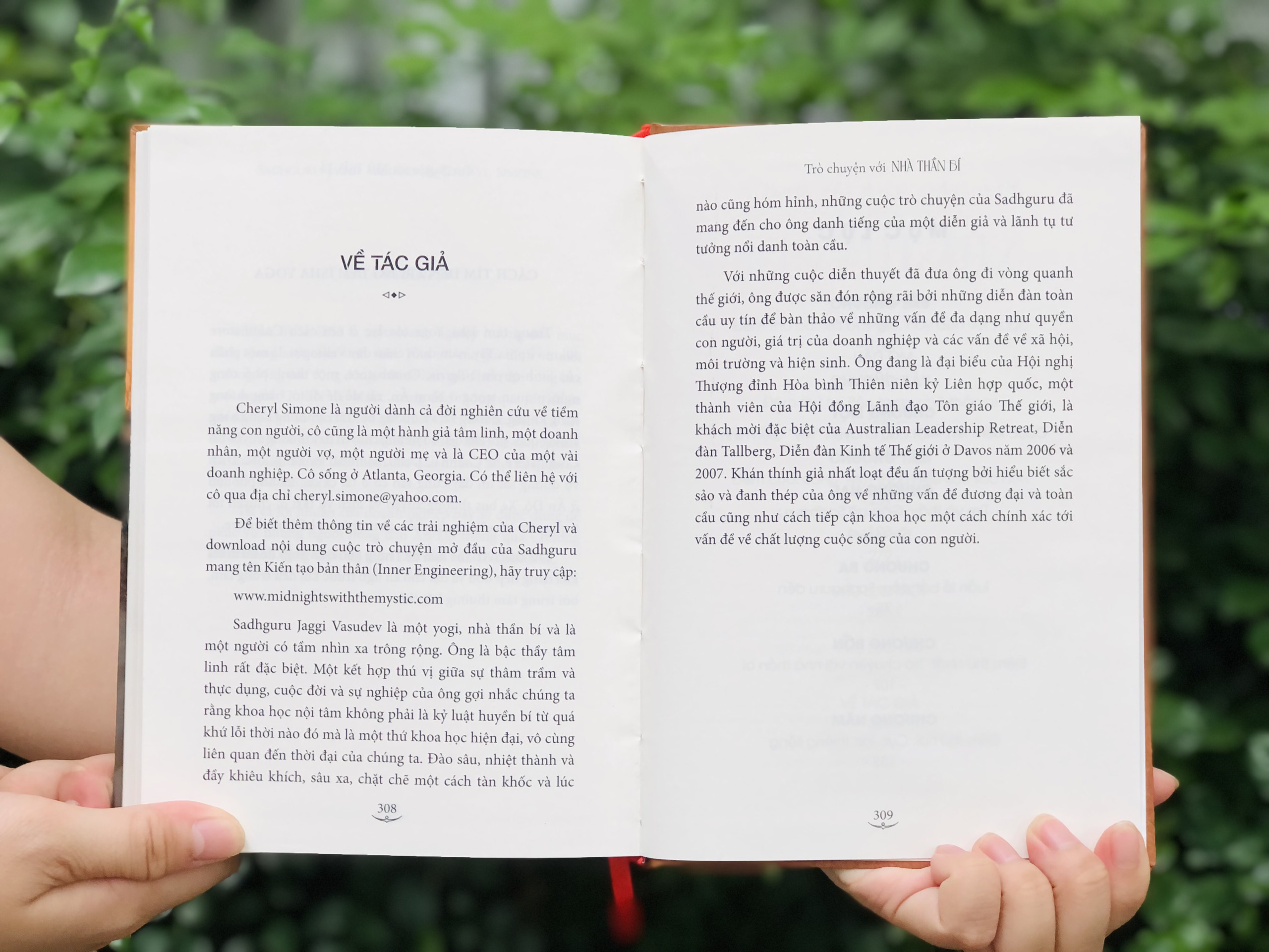 Sách Trò Chuyện Với Nhà Thần Bí + Bộ Ảnh Thẻ Sahguru - Sách Tôn Giáo Tâm Linh, Nghệ Thuật Sống - Á Châu Books, Bìa Cứng In Màu