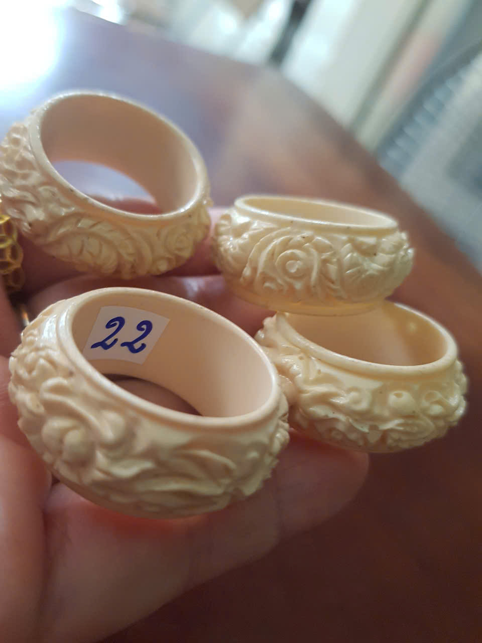Nhẫn Nam Giả Ngà hay Xương Mỹ Nghệ Chạm Rồng Nổi Lượn Bản tròn Ni 22mm Cao 13mm Dầy 5mm màu trắng Dành Cho Các Anh Nam đeo nhẫn ngón tay cái hay bất kỳ ngón tay nào ni lọt vừa tay là 22mm rẻ vẫn đẹp như thường ạ