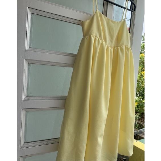 Đầm 2 dây baby doll màu bơ màu vàng chân váy suông dài sáng da