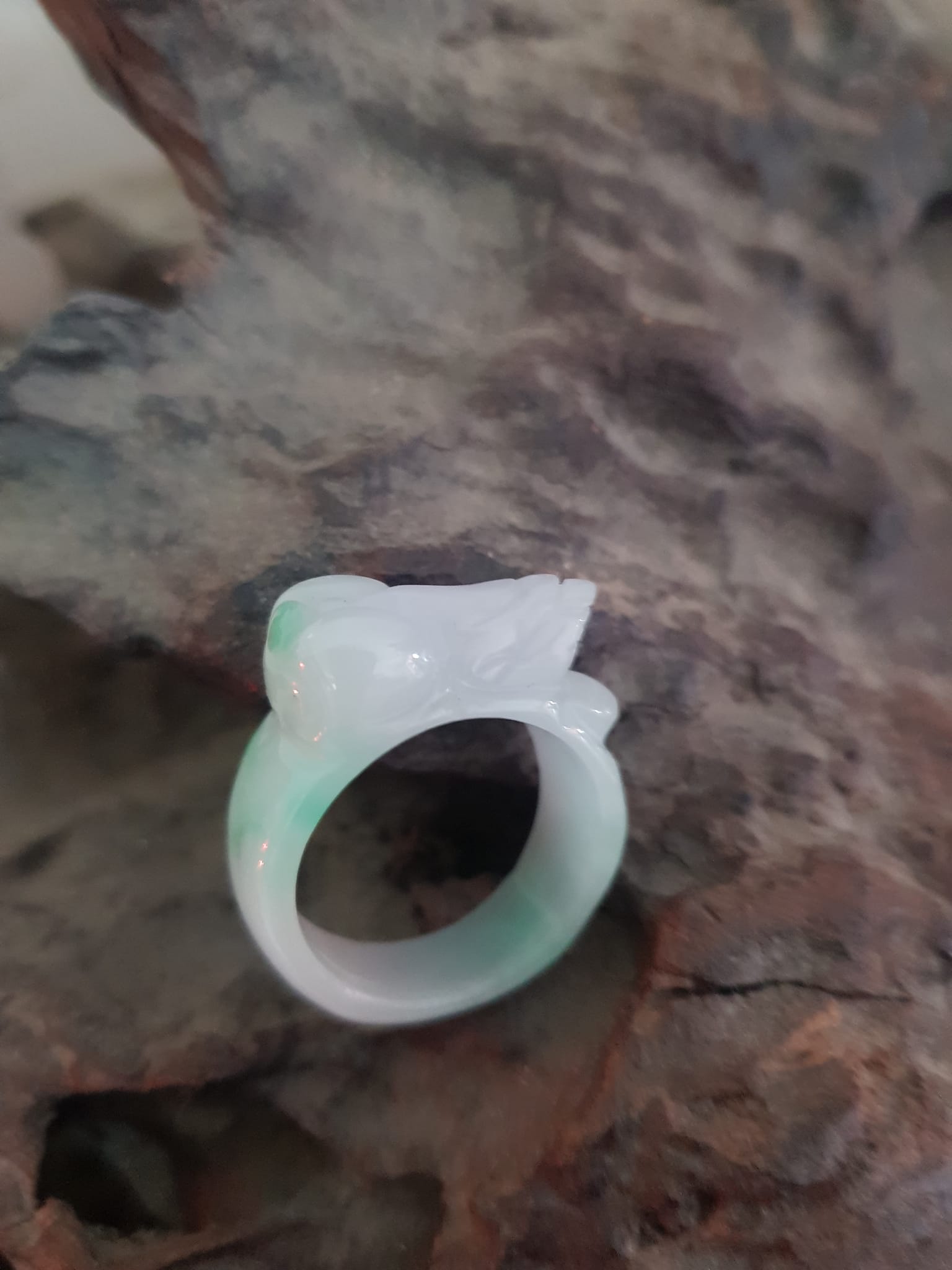 Nhẫn Tỳ Hưu Mới Nam Ni 19mm Đá Cẩm Thạch Tự Nhiên Trắng Xanh nhẹ Bóng Đẹp Size Nhẫn đk 19mm x bản 11mm ạ