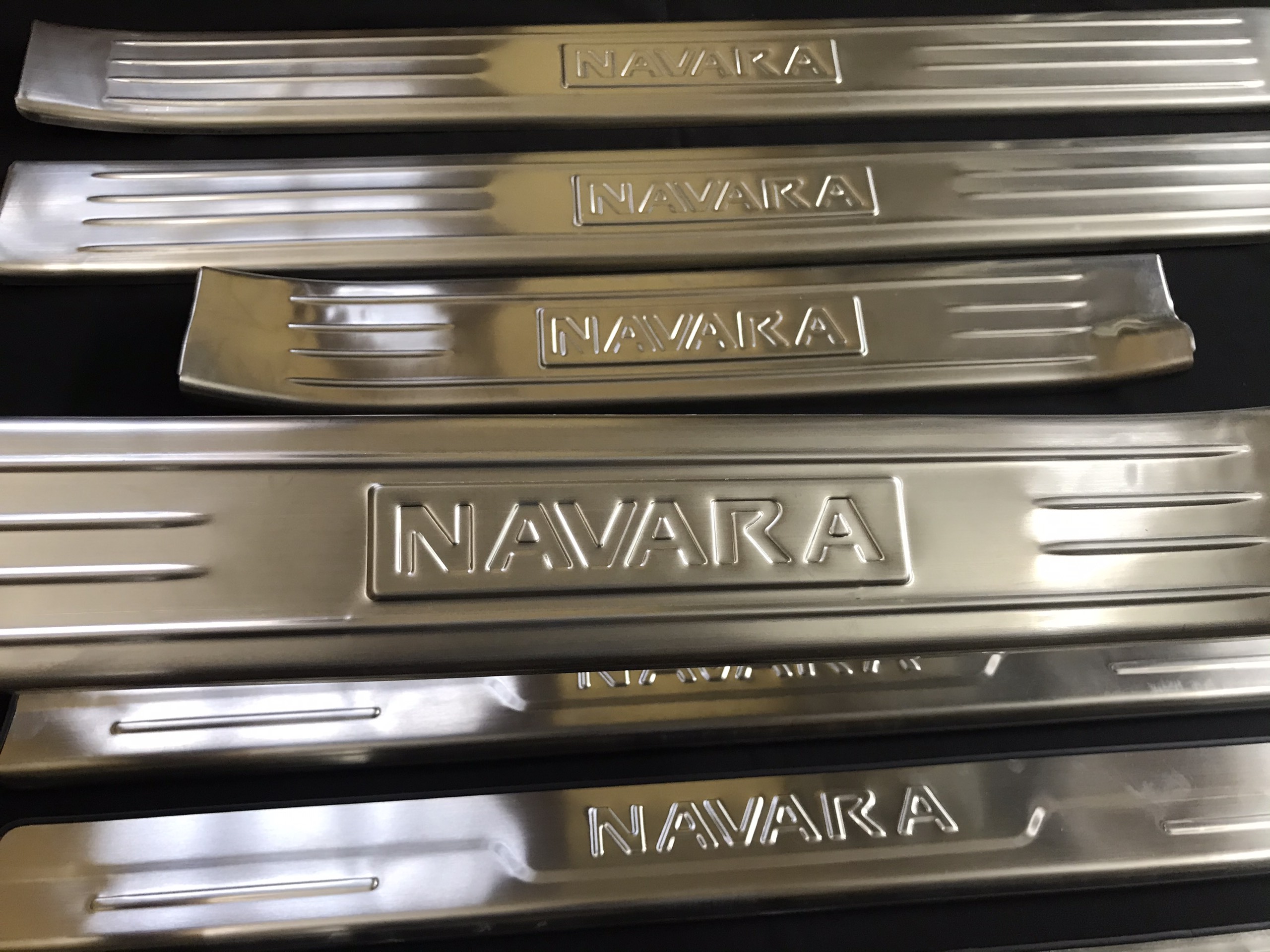 Ốp Bậc Cửa Trong, Ngoài Xe Nissan Navara 2015-2020, chất liệu Inox