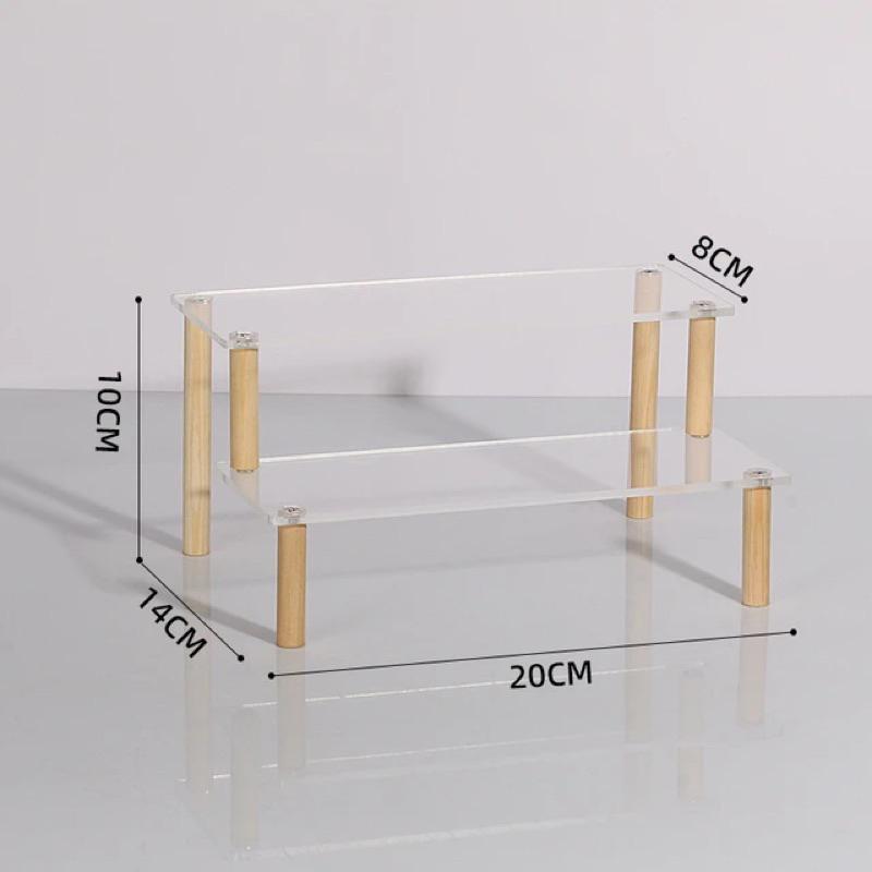 Kệ Mica chân gỗ trưng bày mô hình sản phẩm, nước hoa, bánh - 2 Tầng 20x8cm (DxR)