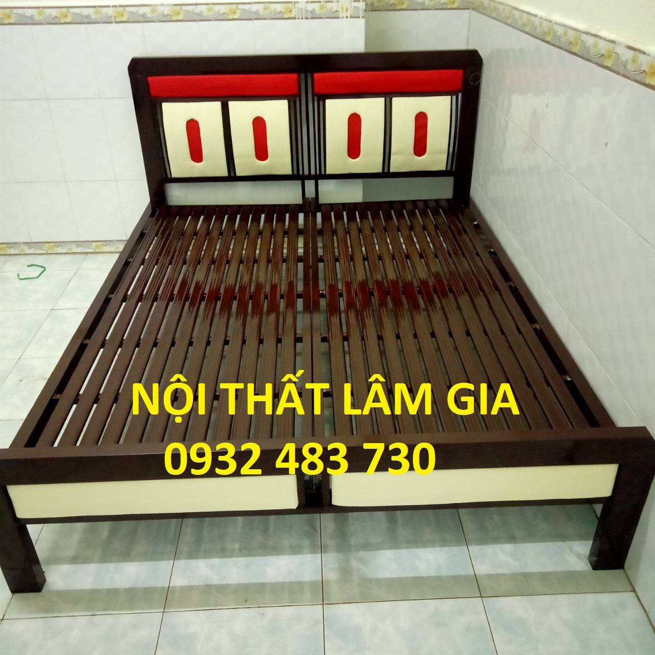 Giường sắt hộp vuông rộng 1m8x2m màu nâu sọc đỏ