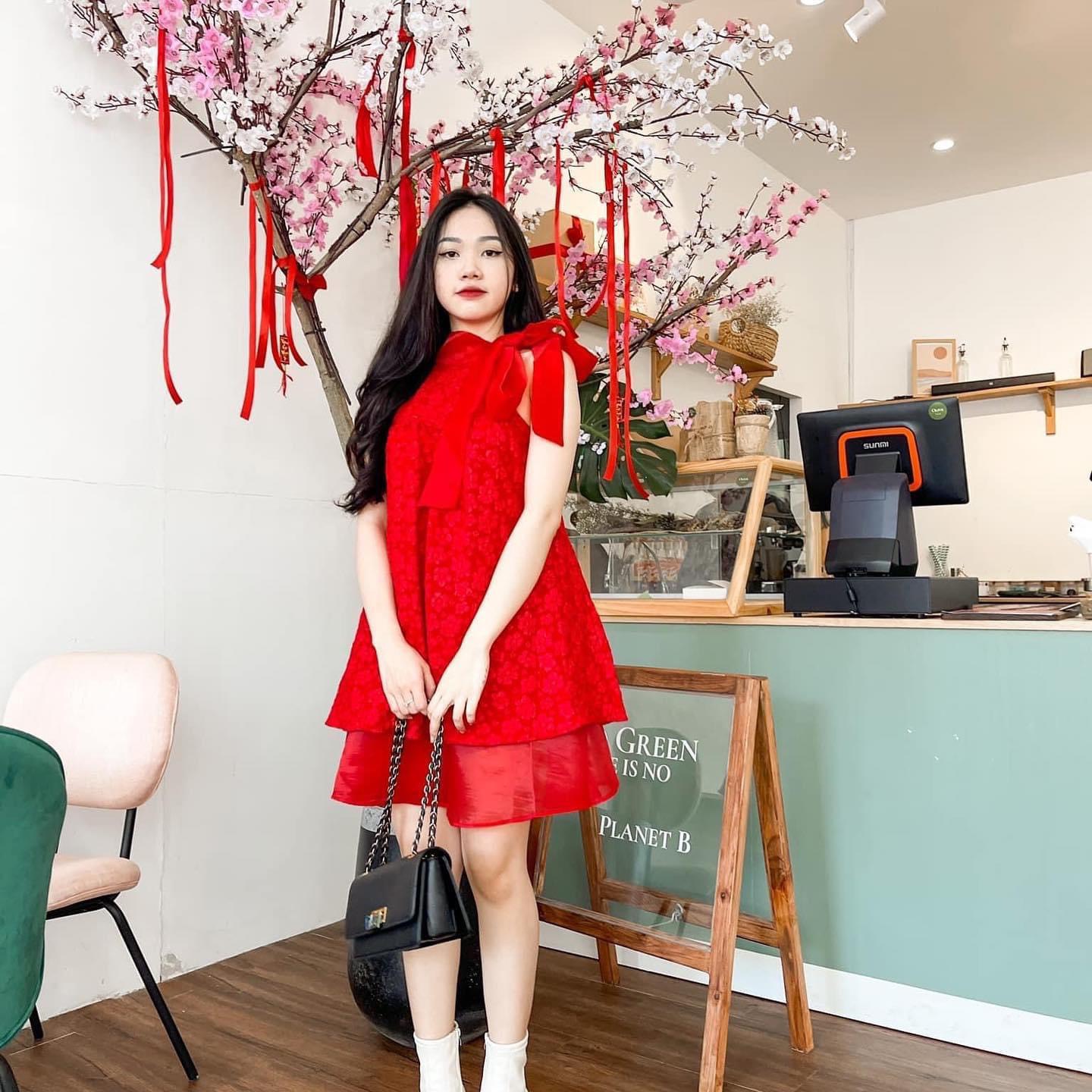 Set áo vải gấm hoa nổi màu đỏ cổ yếm nơ phối váy quần voan lụa