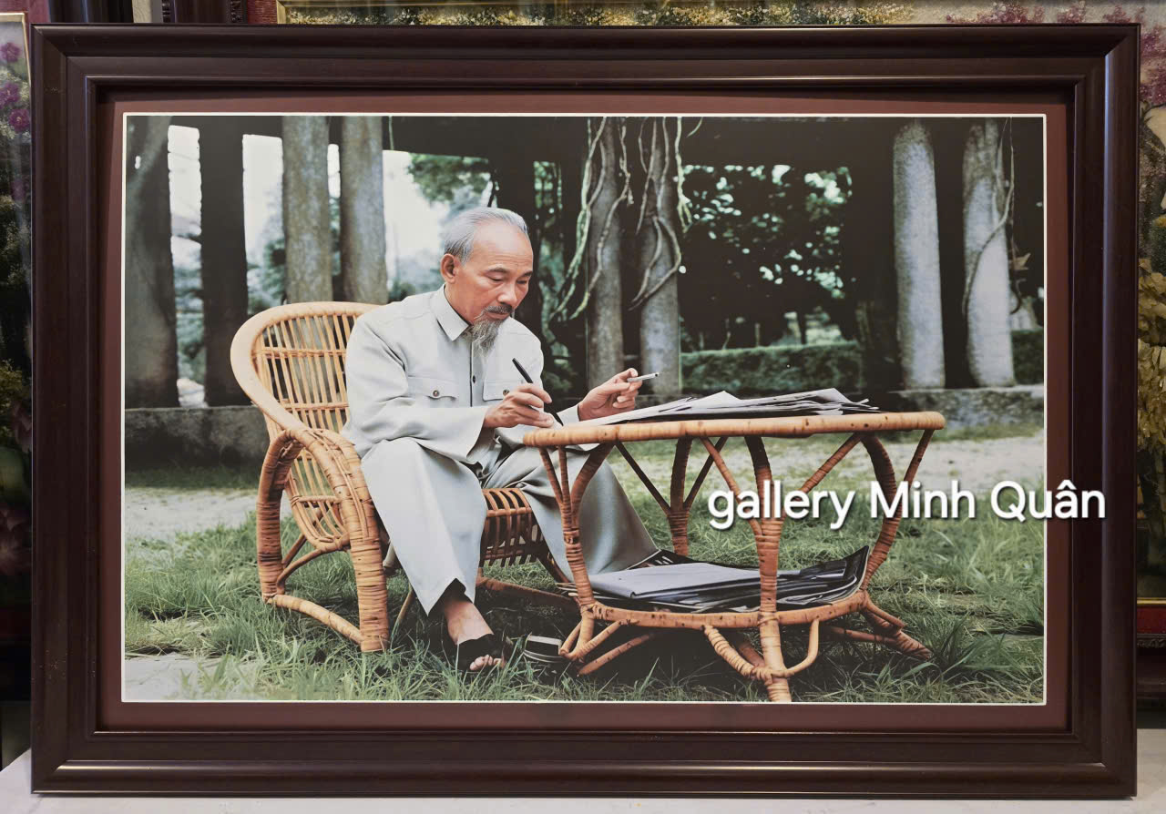 TRẢNH IN DẦU - BÁC HỒ NGÔI LÀM VIỆC TRONG VƯỜN HOA PHỦ CHỦ TỊCH