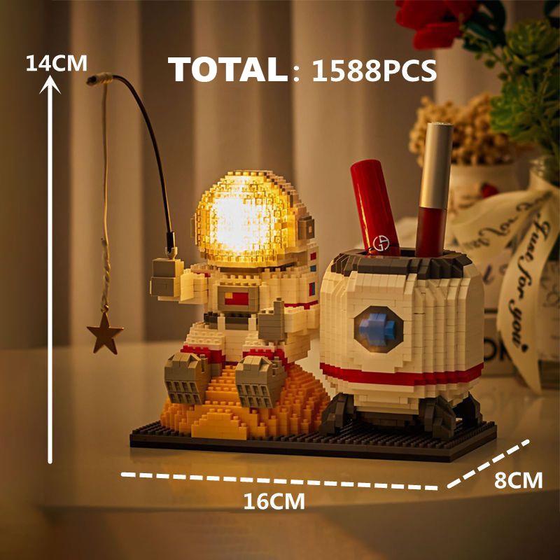 Đồ chơi lắp ráp kiểu LEGO ASTRONAULT hộp đựng bút Phi Hành Gia Trên Mặt Trăng có đèn với 1000+ PCS