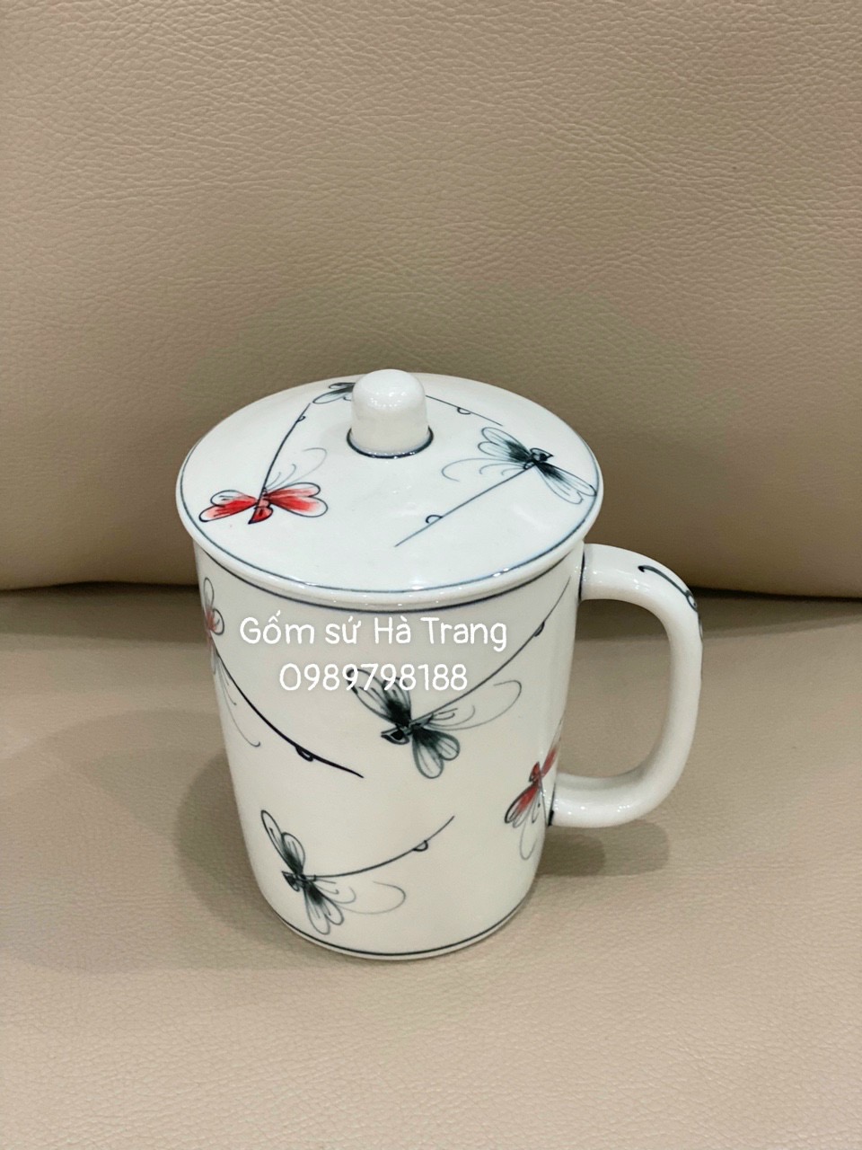 Cốc sứ Bát Tràng cao cấp vẽ tay xuất dư hoạ tiết chuồn kim màu có nắp dung tích 350ml