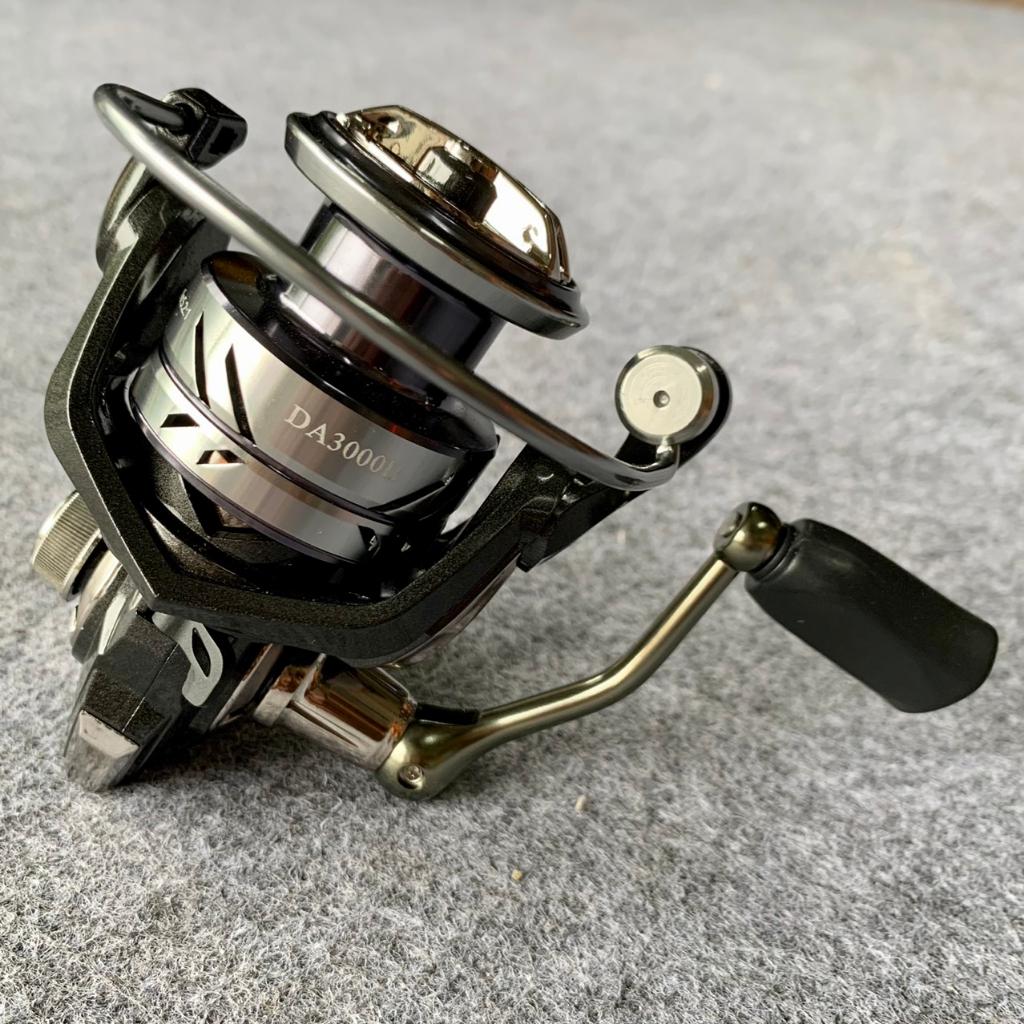 Bộ lure đứng cần BỌ CẠP TRẮNG độ cứng M carbon xoắn X + máy DEUKIO size 3000 thế hệ 2 tặng kèm dây dù PE