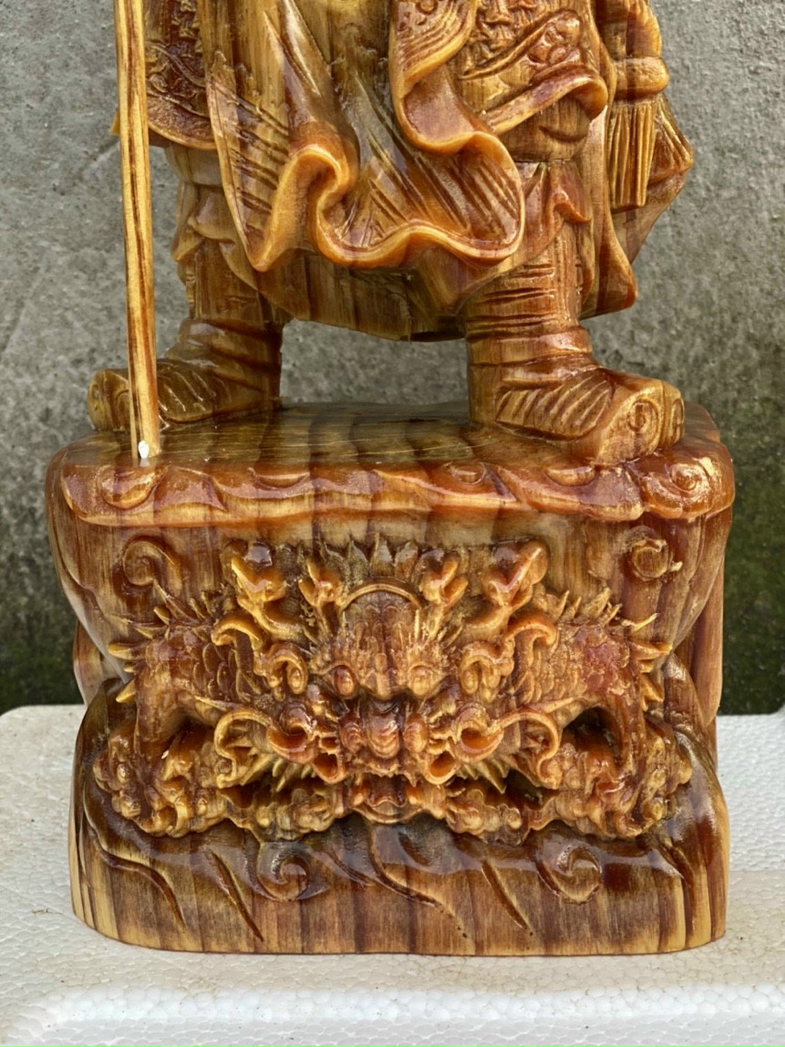Tượng quan công đứng trên đầu hổ phù bằng gỗ huyết long kt cao 40 