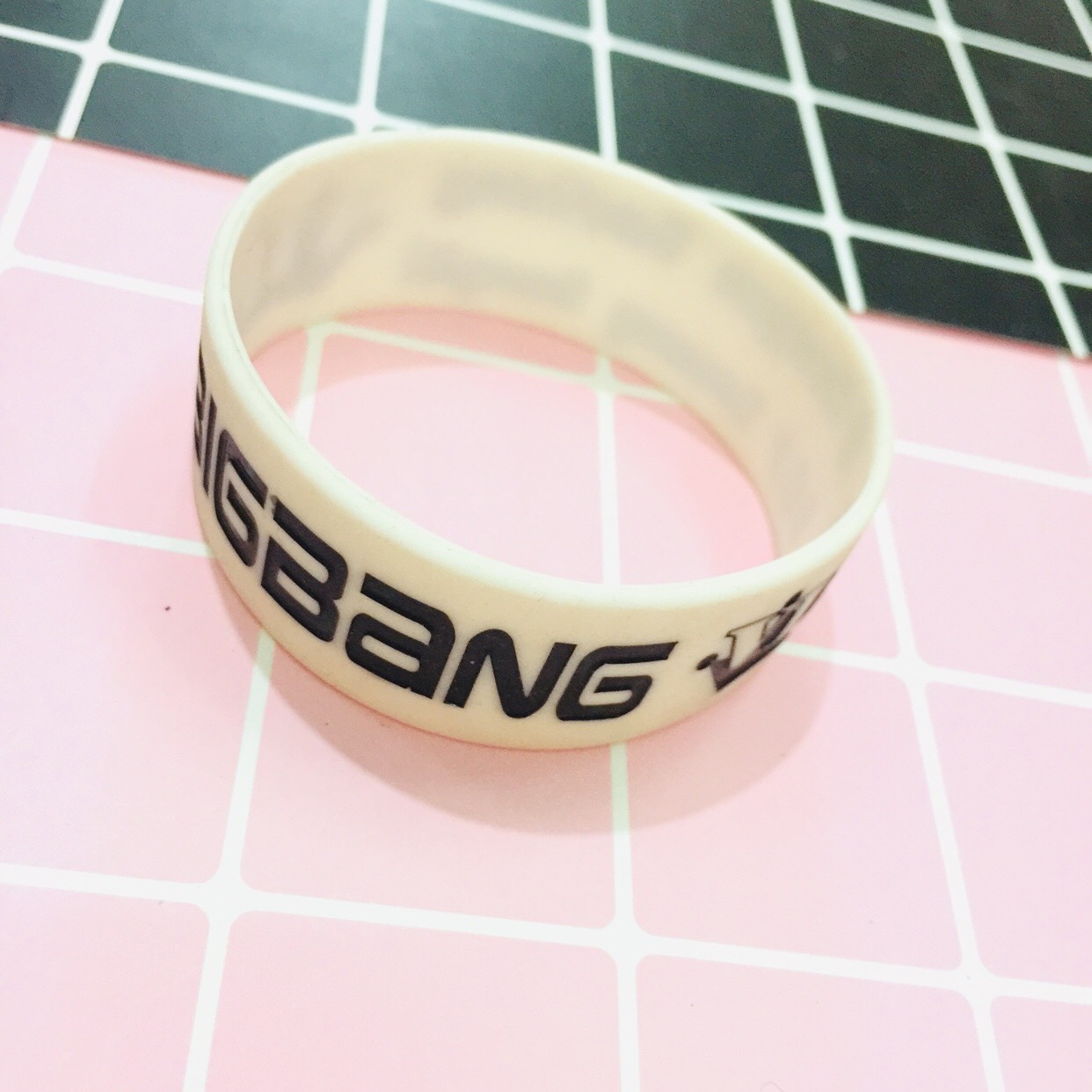 VÒNG TAY. LẮC TAY CAO SU BẢN TO CÁ TÍNH KPOP COMBO 2 VÒNG MÀU KHÁC NHAU