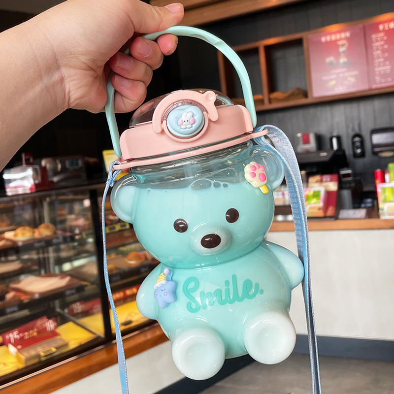 Bình đựng nước mang đi học, hình gấu cute kèm ống hút ngộ nghĩnh, dễ nhựa, đảm bảo an toan cho trẻ.