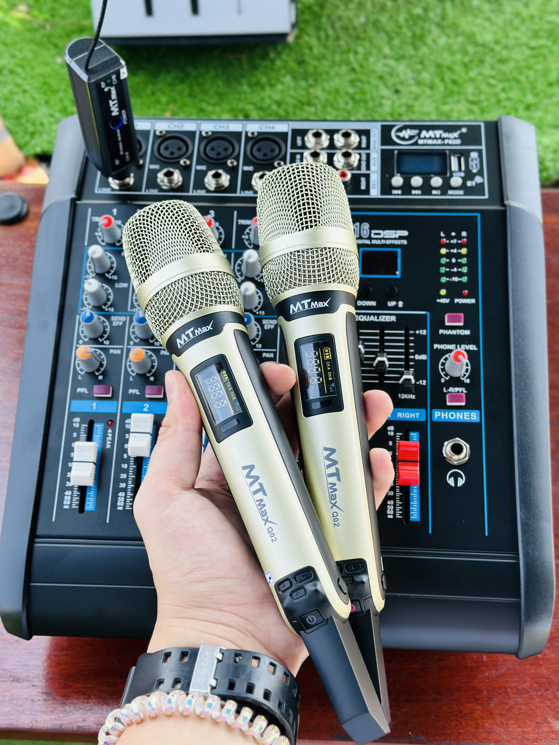 Combo Karaoke Mixer F82D + Micro Q02  Tặng 10M Dây - Hát Chuyên Nghiệp, Âm Thanh Cao Cấp, Dễ Dàng Sử Dụng, BH12T Hàng Chính Hãng