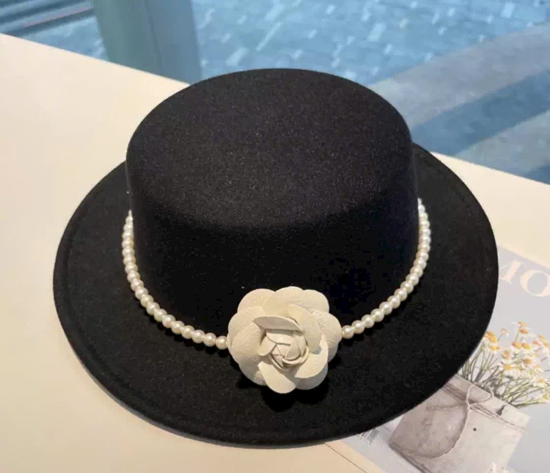 Nón Mũ nỉ phớt cao bồi fedora vành bằng thanh lịch, phối hoa và đai ngọc trai nhân tạo sang trọng. Kiểu dáng trẻ trung – hiện đại giúp tôn gương mặt, mang lại vẻ thời thượng, dịu dàng và đầy khí chất cho người đội. #MuNipHot #Non dona25110901