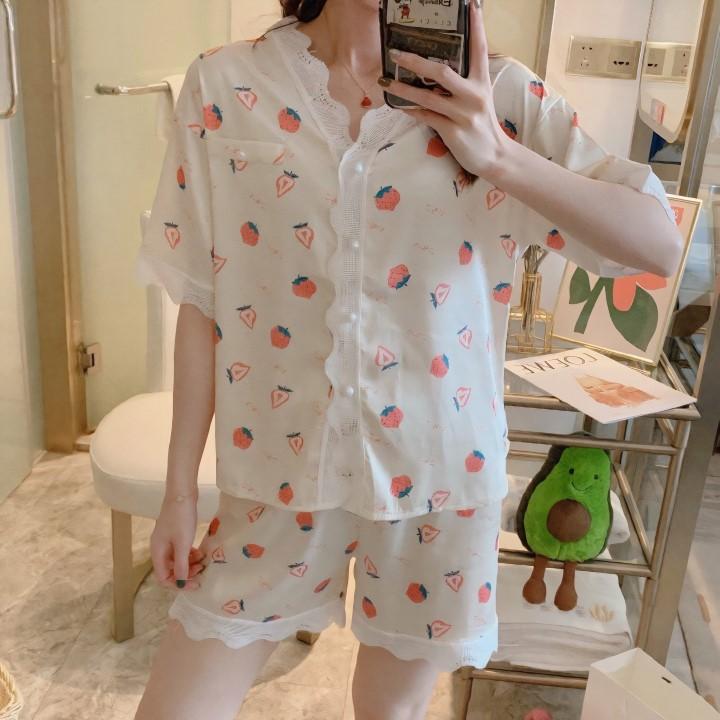 Bộ ngủ Pijama Lụa đùi mềm mỏng nhẹ, mặc nhà thoải mái mát mẻ - Set đồ ngủ chất liệu mát, nhẹ họa tiết dâu tây B050