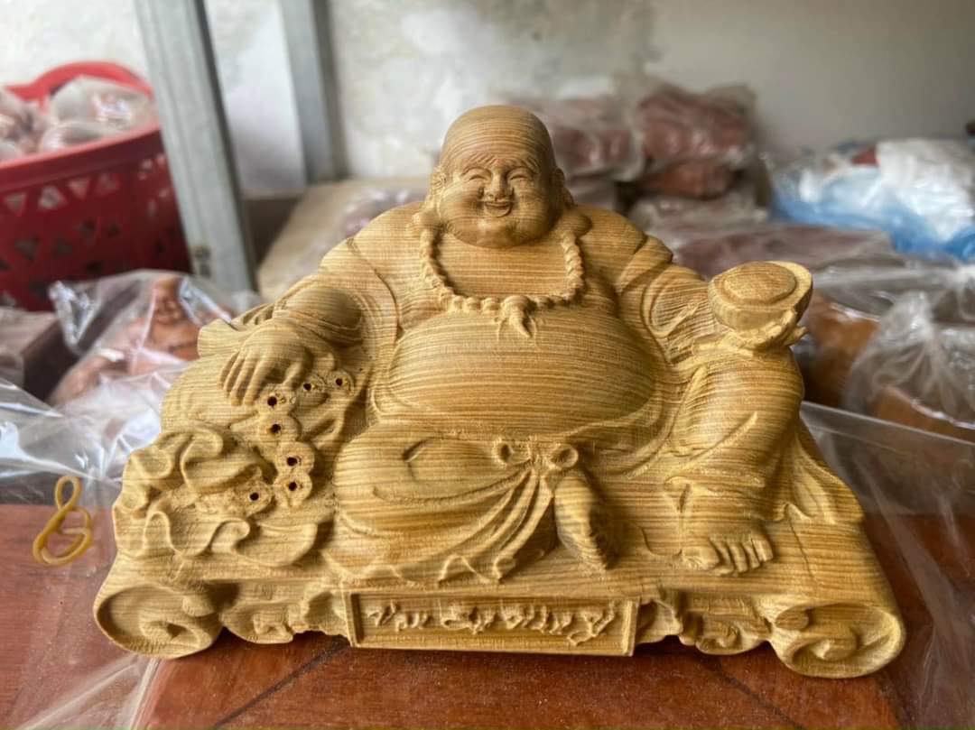 Tượng phật di lặc để ô tô gỗ bách xanh