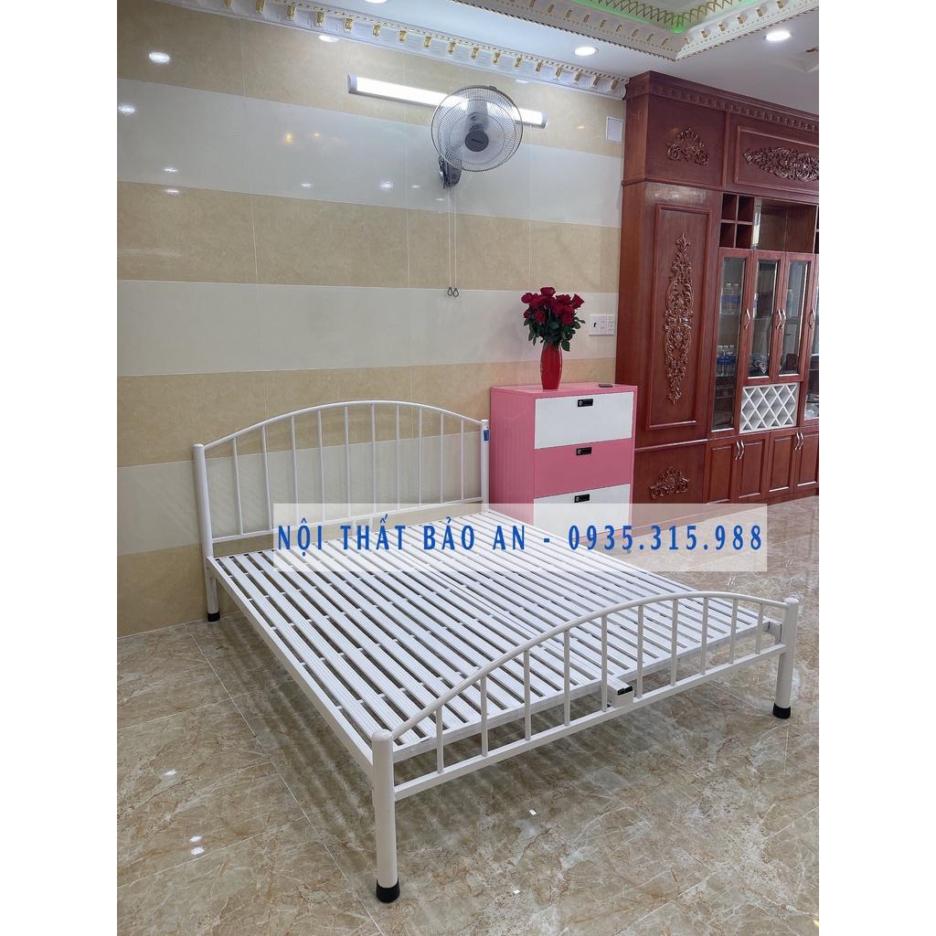 Giường sắt kích cỡ 3 người nằm 1m8x2m KIỂU DÁNG HIỆN ĐẠI