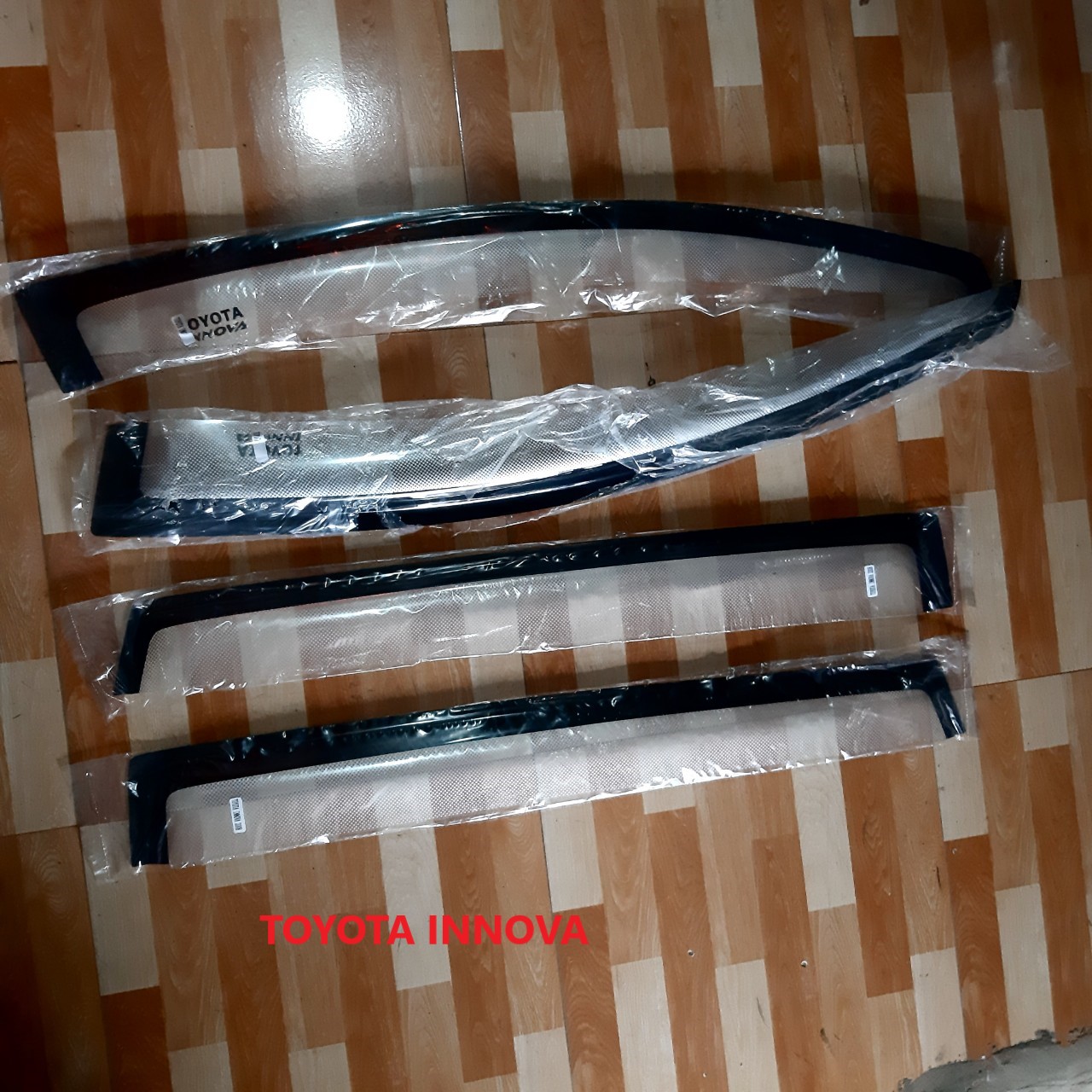 Bộ vè che mưa cao cấp dành cho xe Toyota Innova 2008 màu trắng , bộ 4 cái . Hàng đẹp, cứng , bền .